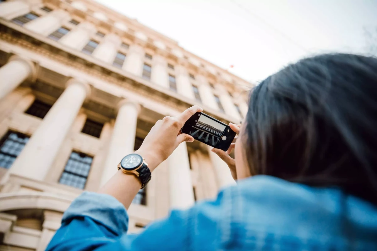 Turista tomando fotografía de un edificio