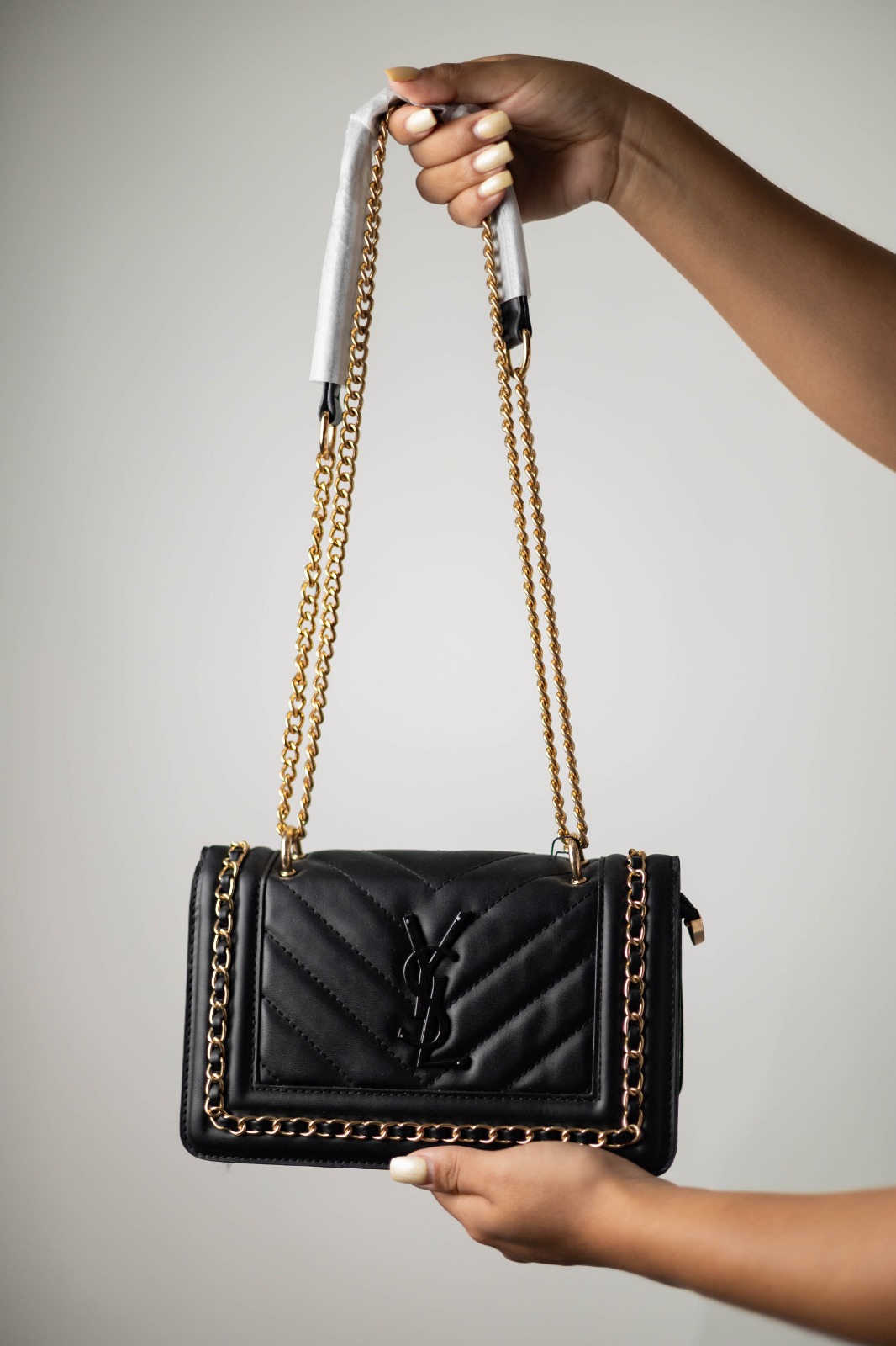 0abc96f6-e0e1-4623-8e96-916fc23cb96b BOLSA CADENA DORADA EN ORILLA VLS NEGRA