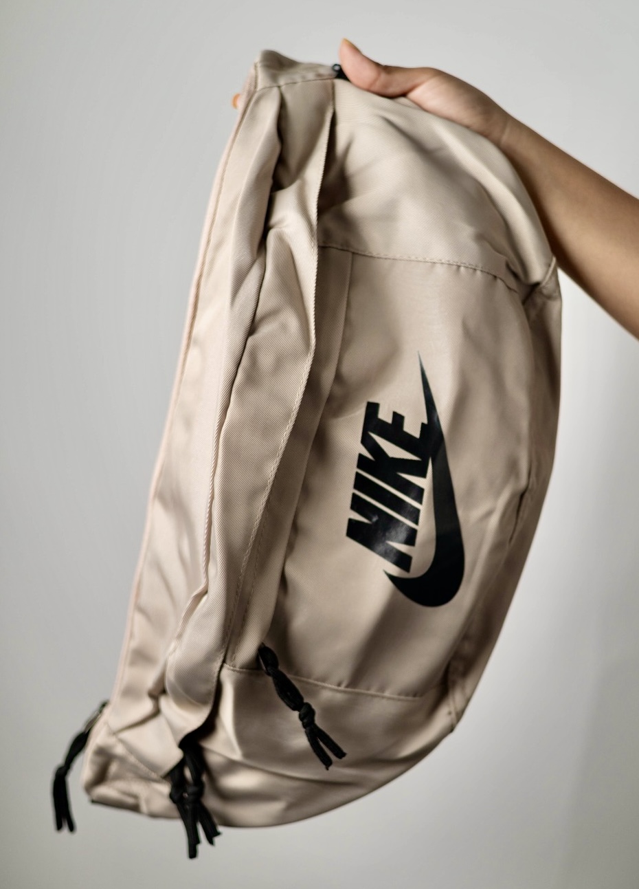 0d847f83-dec5-4d54-a093-bae7f17f60db CANGURERA CREMA NIKE CABALLERO