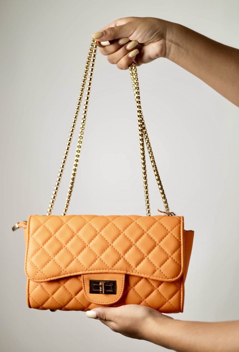 156400e5-31ad-407e-a694-69a893eb7980 BOLSA NARANJA CADENA DORADA