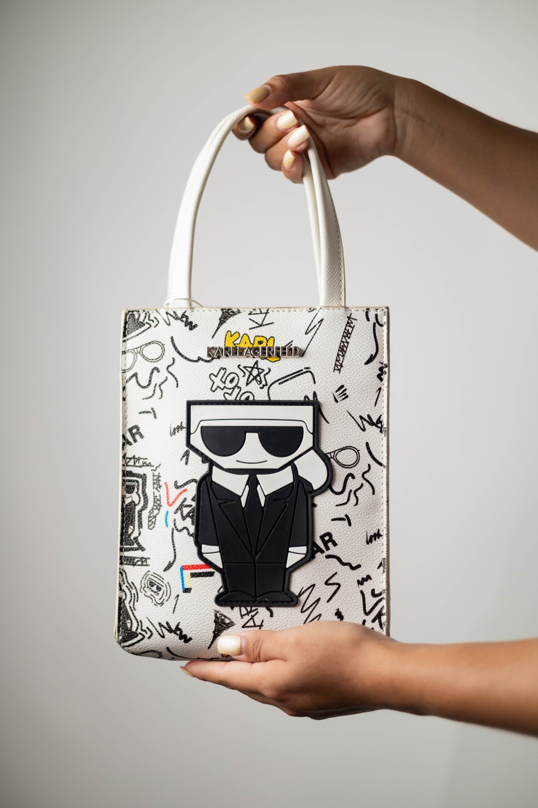 1ddb6589-29d2-49e9-8162-9354b0fb11b0 BOLSA DE MANO KARLLA/GERFELD HOMBRECITO SMOKIN LENTES