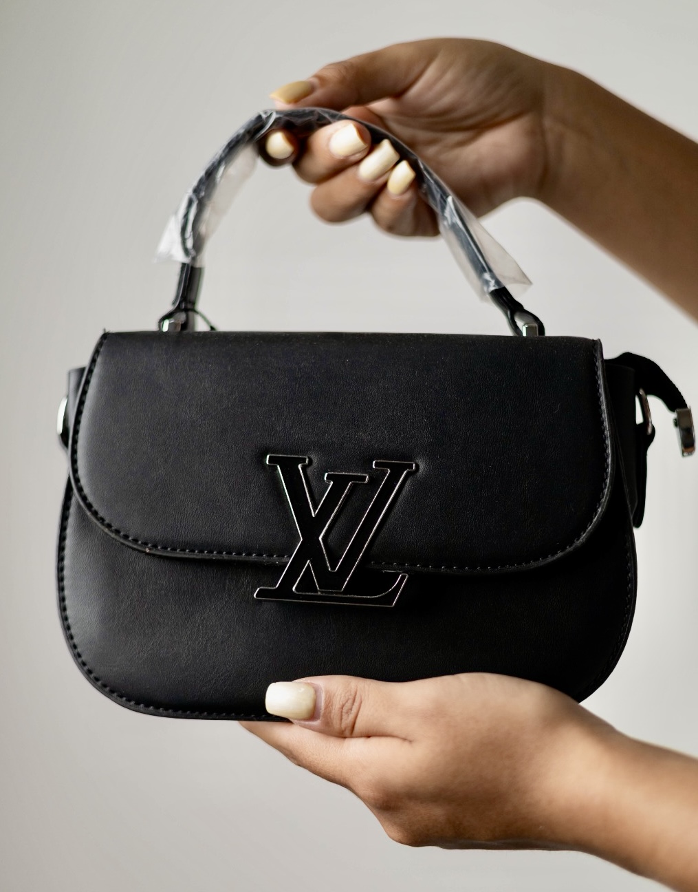 28e7d721-632c-4fda-a837-3e41f589567f BOLSA VL NEGRA CHICA