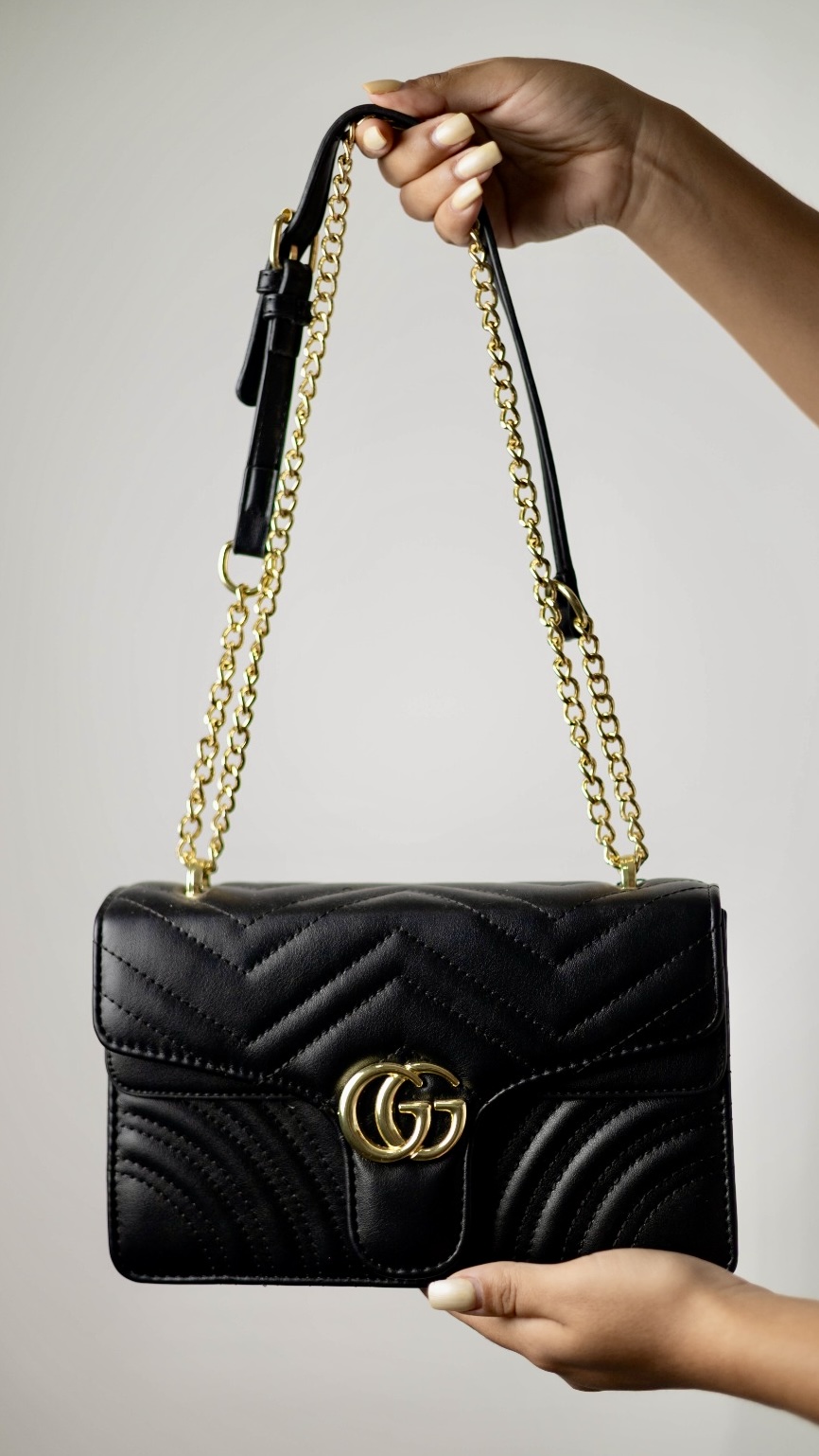 39f2d59a-b353-4cc5-8f2e-1804fc14e302 BOLSA DOBLE GG NEGRA CADENA DORADA