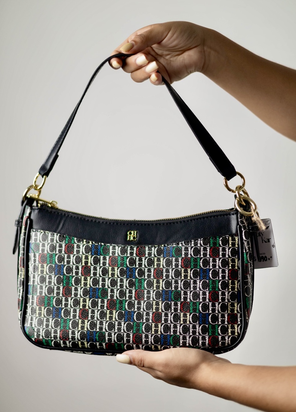 3b7525e4-55af-4ad5-8214-231f84e1be4d BOLSA CH NEGRA LETRA DE COLORES