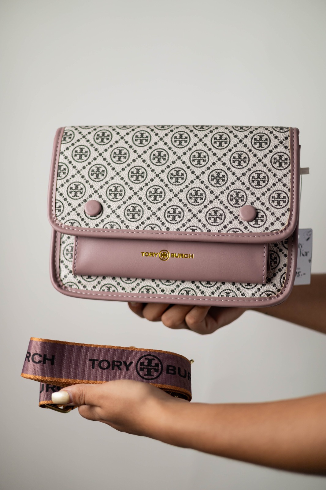 569303a2-9e25-489f-8d7f-110411d53002 BOLSA TORY BURCH BLANCA C/ORILLA ROSA LETRA NEGRA