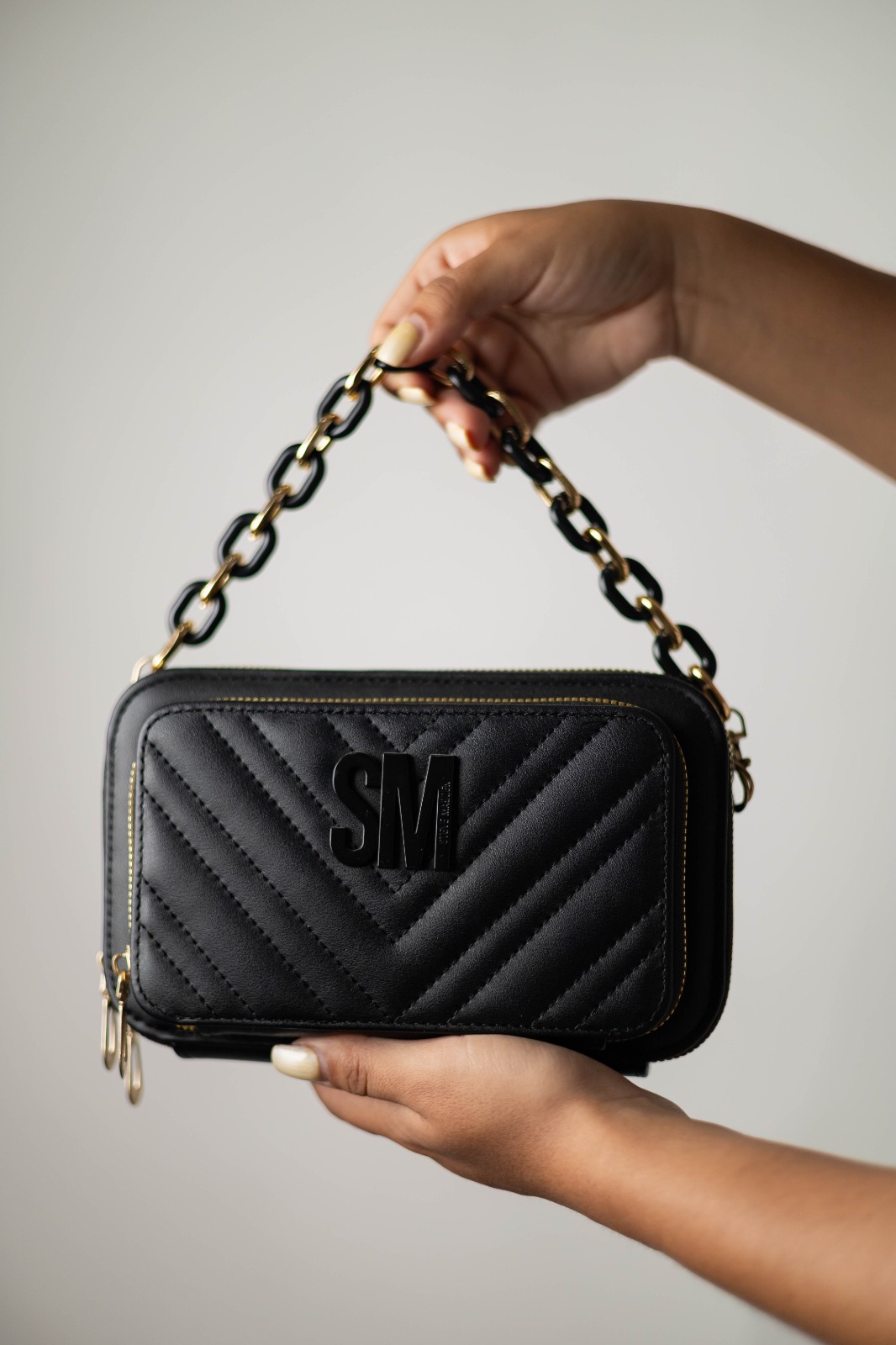 7813df86-a7cc-4d5b-b739-d383df619005 BOLSITA CHICA NEGRA SM CORREA DE CADENA