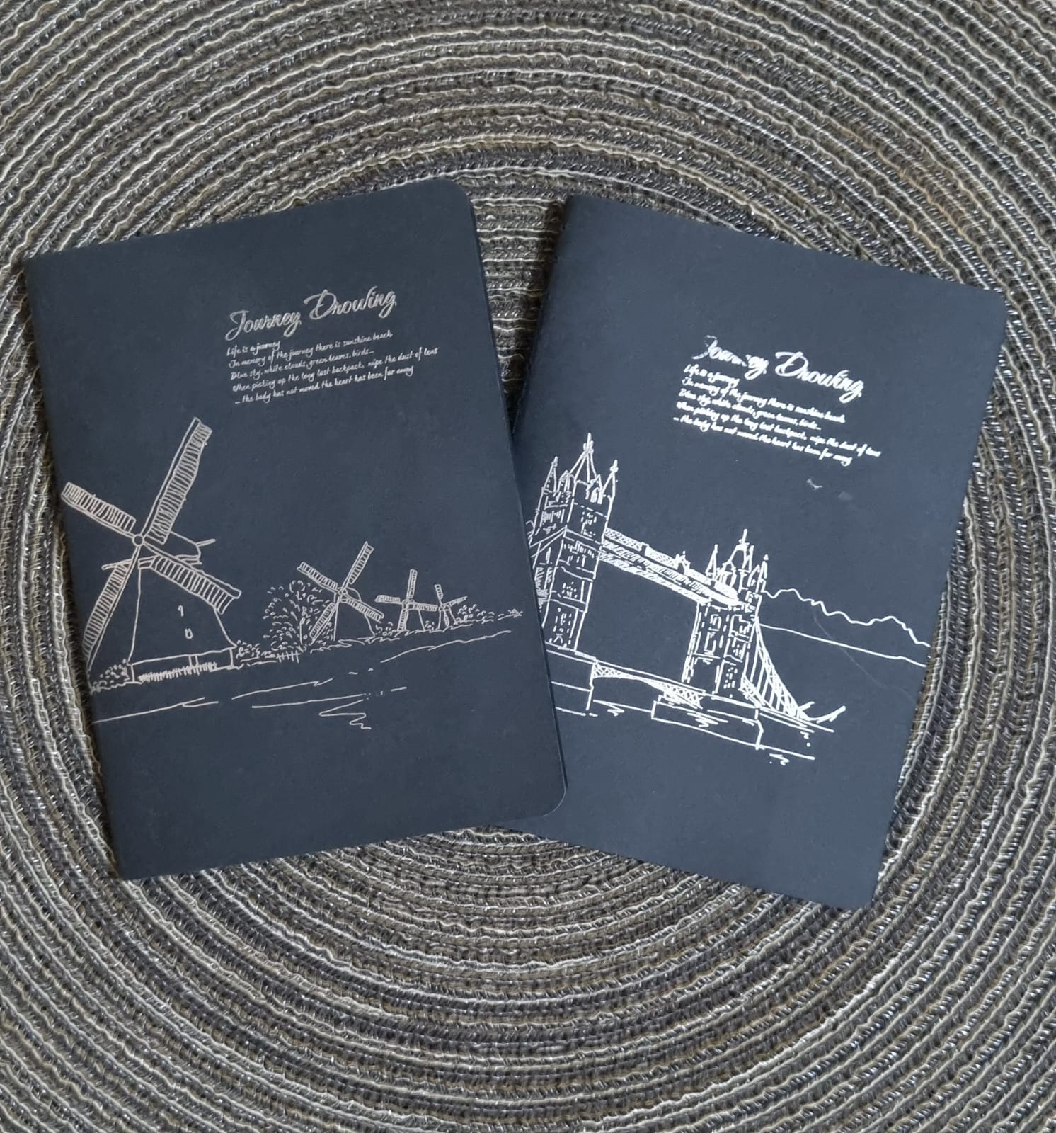 Imagen de WhatsApp 2025-09-22 a las 17.53.20_e1423eb6 Libreta de bolsillo hojas negras.