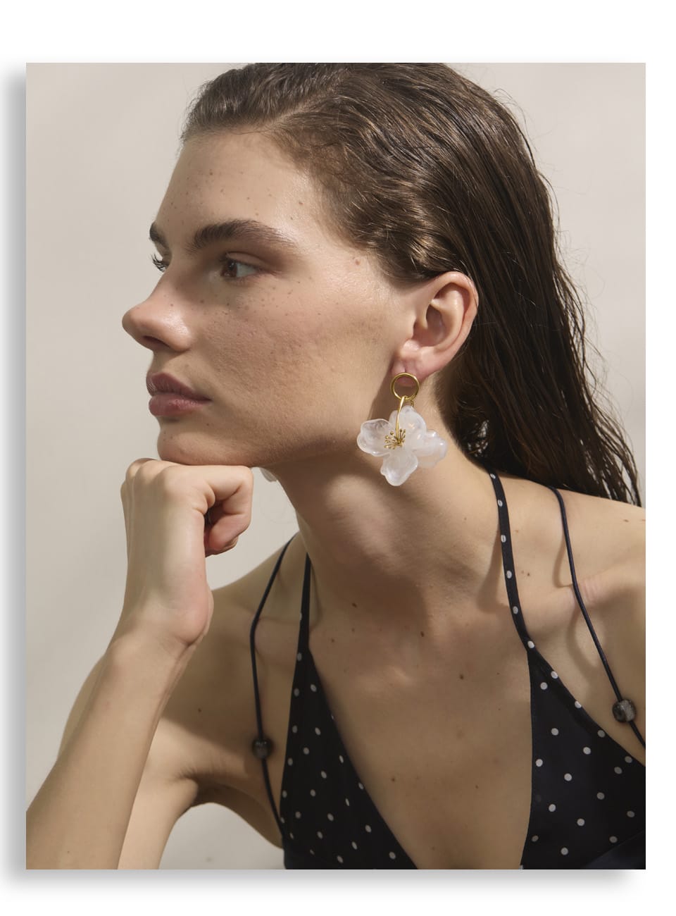 WhatsApp Image 2025-09-14 at 9.47.11 AM (2) Arete flor blanca grande