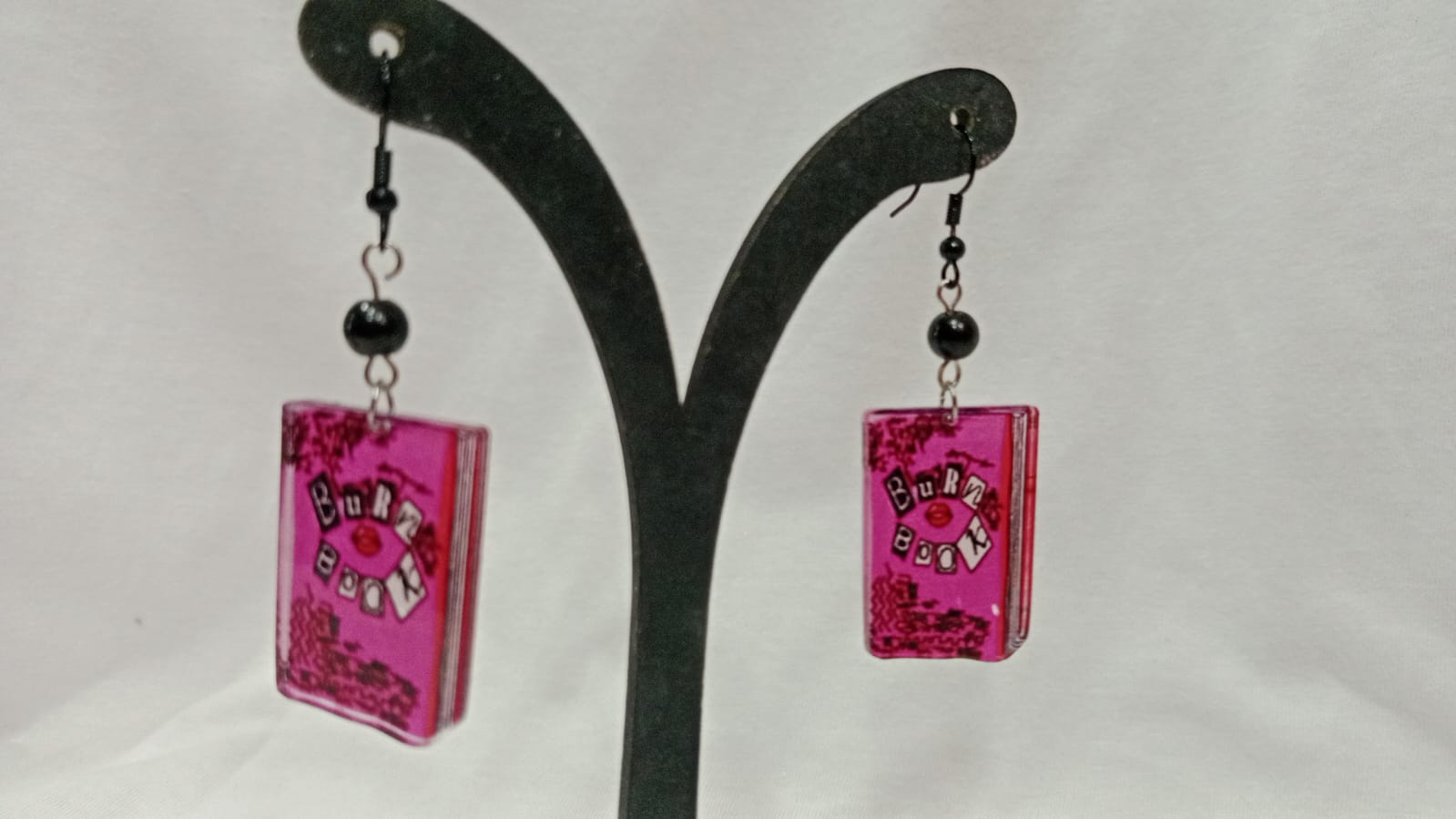 WhatsApp Image 2025-09-25 at 12.04.16 PM (4) Aretes "Burn book"