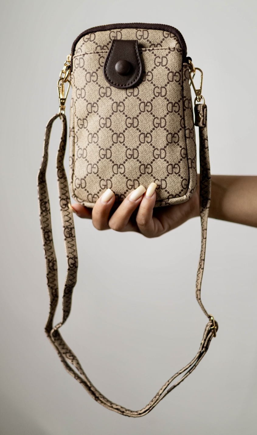 a2d1cd40-364a-479c-8e01-17739d2d1c92 PORTACELULAR GD EN ROMBOS CAFÉ