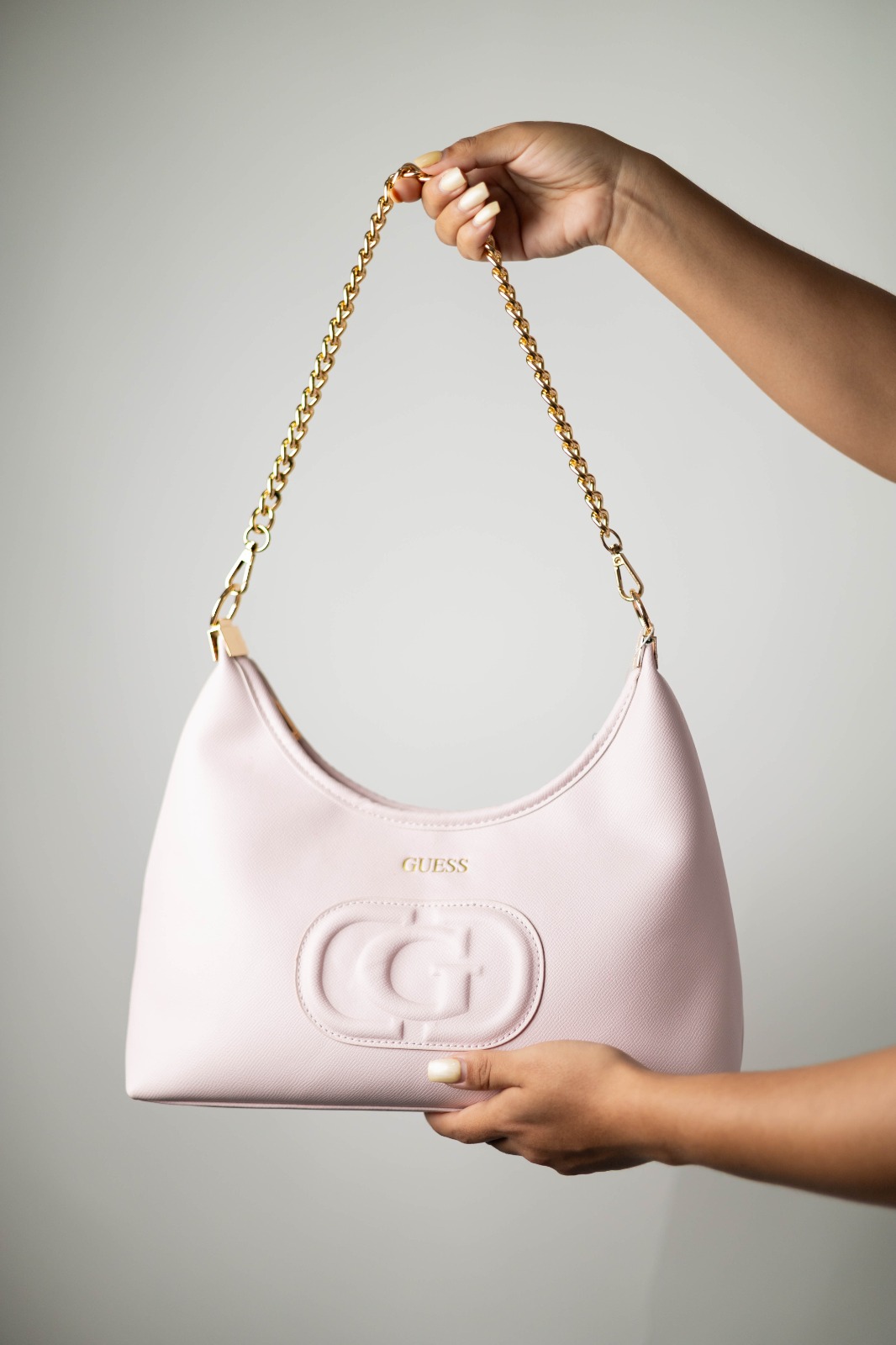 a3bddc85-26c3-474f-a811-2889798bd275 BOLSA ROSA GUESS CADENA DORADA