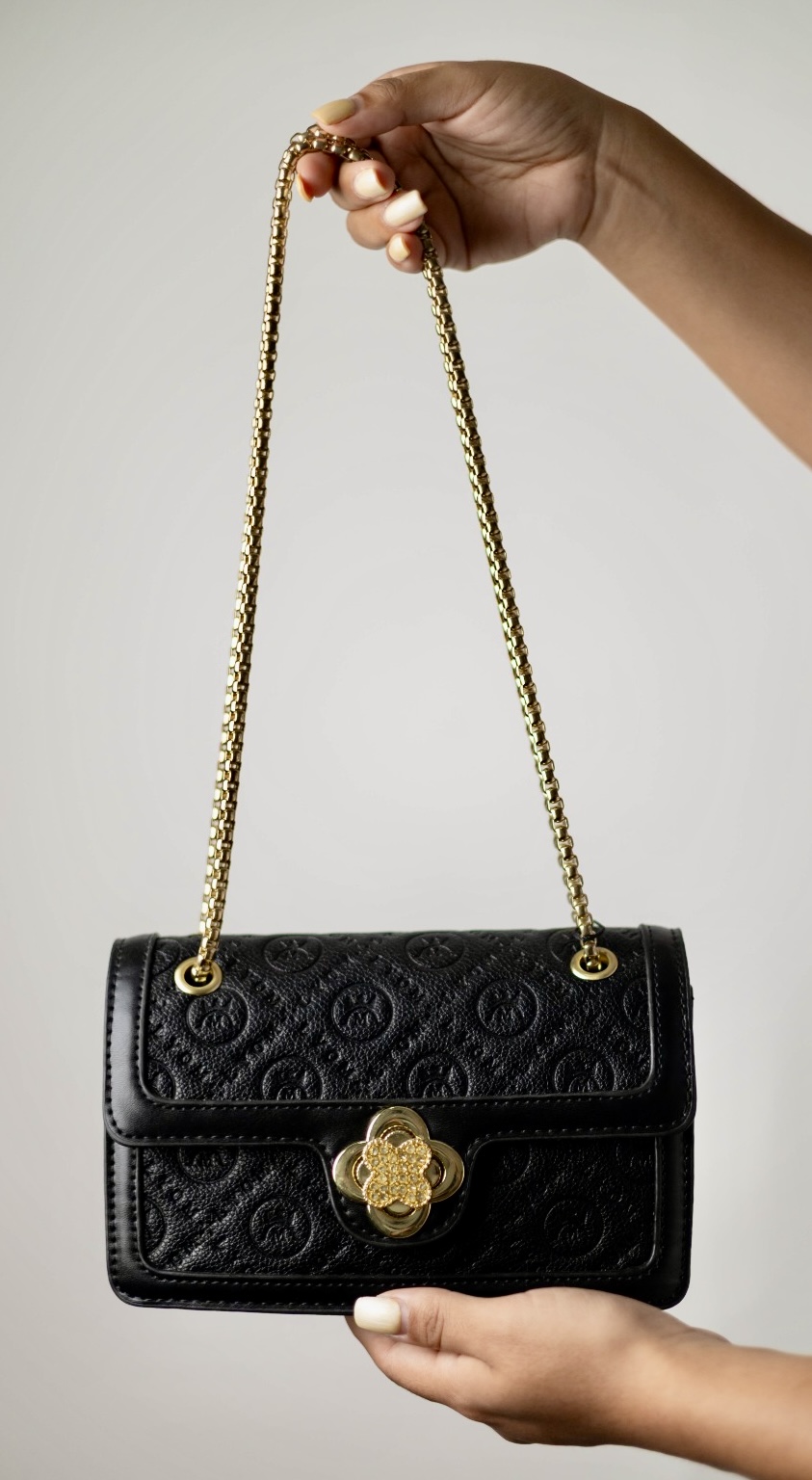 a541f7df-dc02-4dfc-a312-e41aa890f204 BOLSA NEGRA DIJE DORADO EN TREBOL Y CADENA DORADA