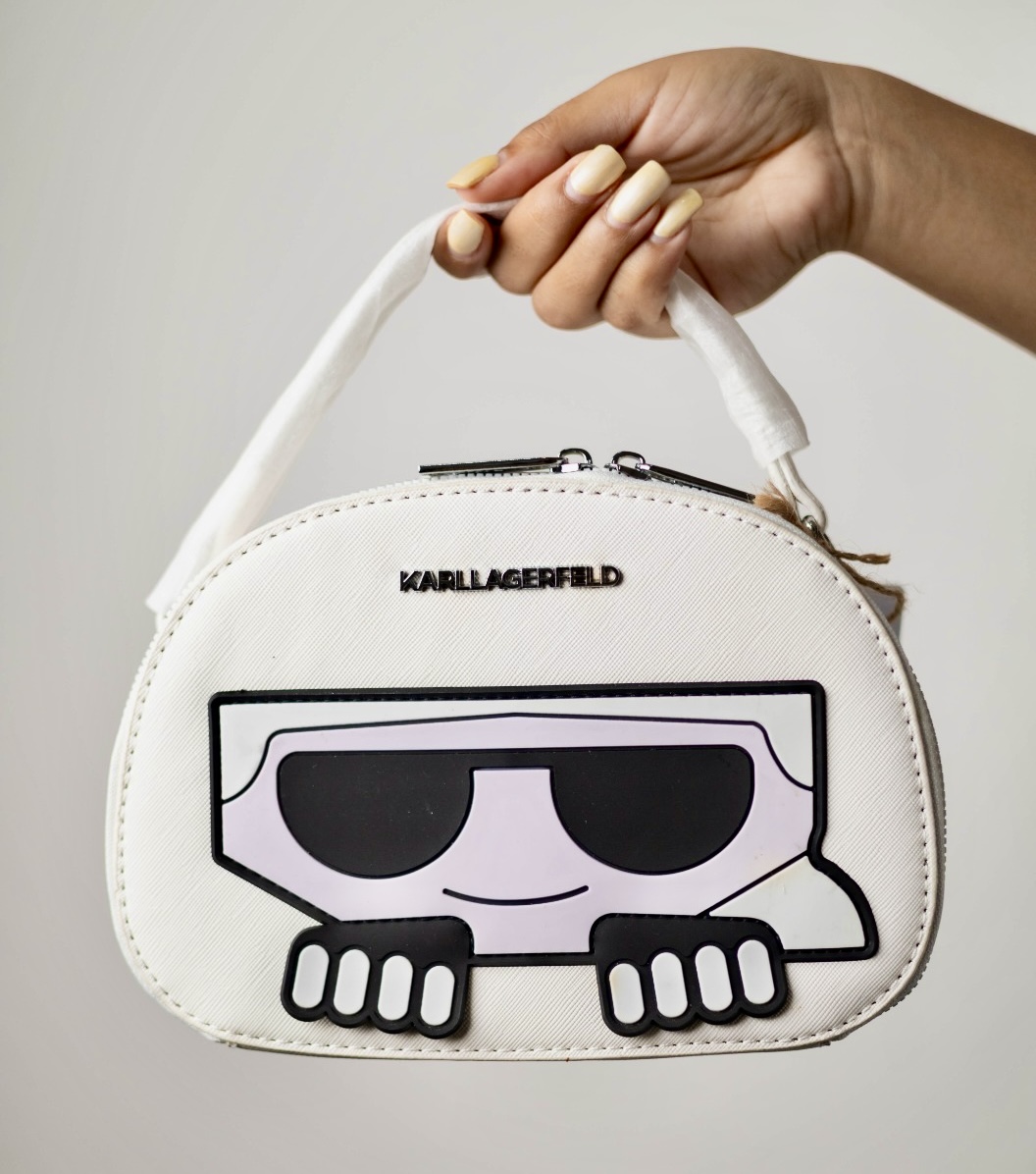 ce1ba2e1-98f1-4bb2-9cbd-b8c8dec1a862 BOLSA KARLLA/GERFELD BLANCA CARITA CON LENTES