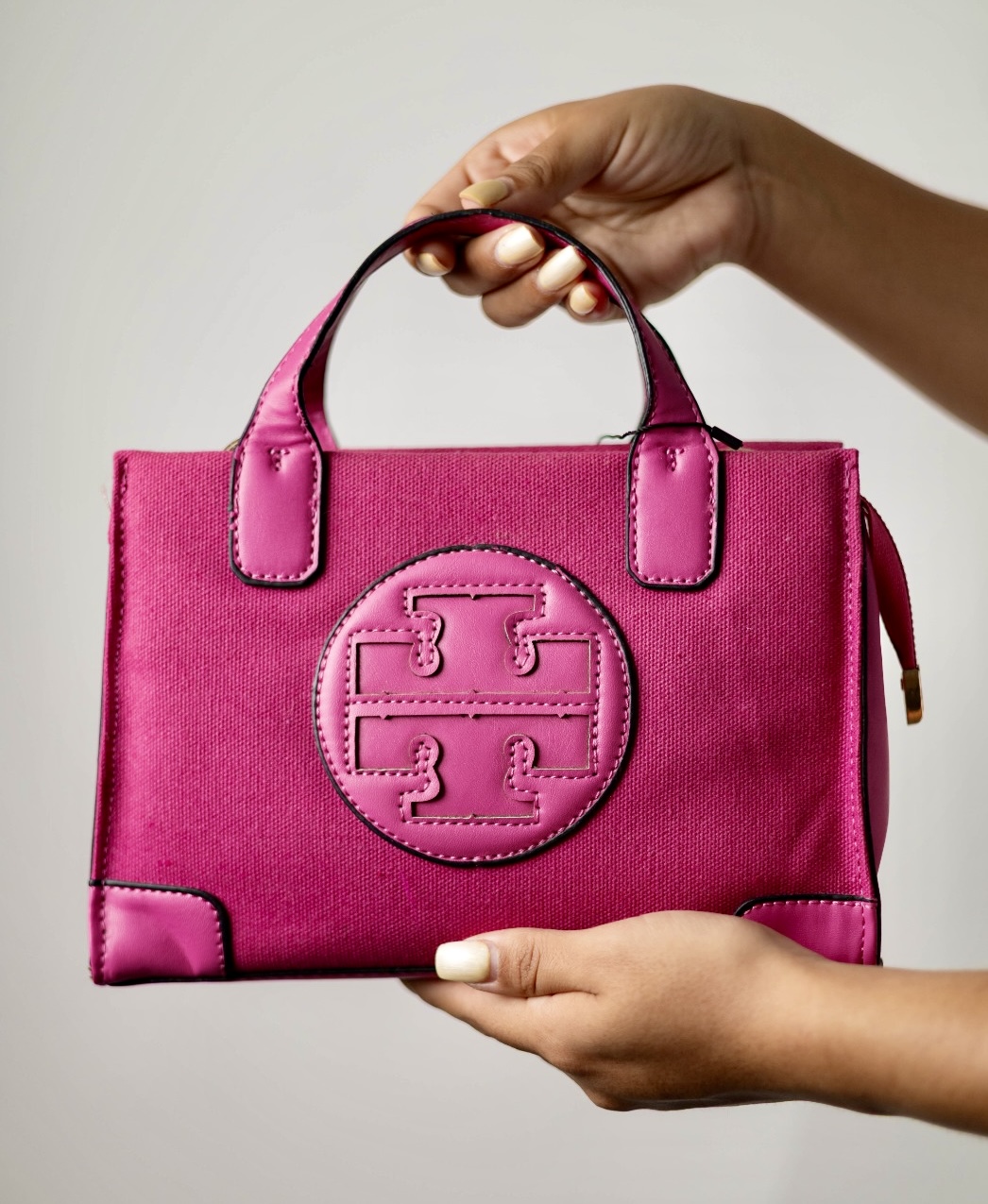 d81dc7e9-fdd7-437d-af4a-1c3c1e30a3f7 BOLSA TORY ROSA CHICA DE MANO