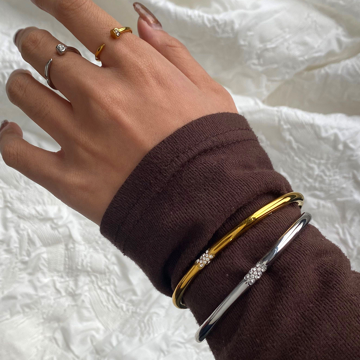 -108971365623107796 Pulsera clavo dorada