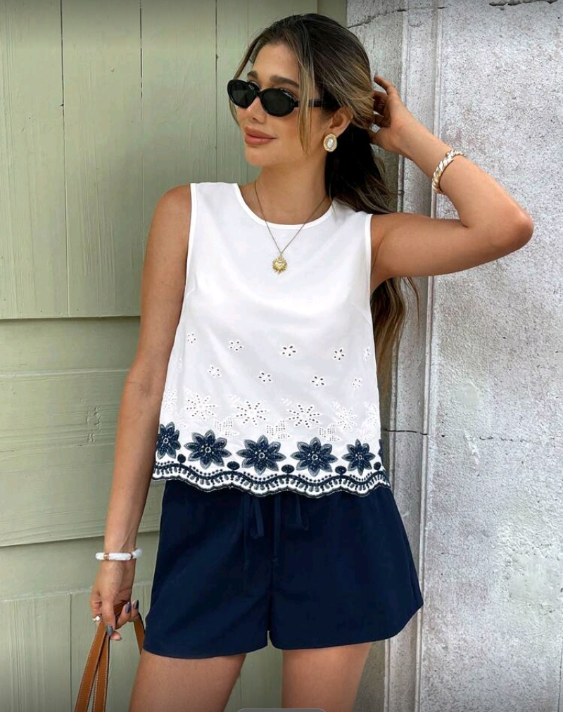 Blusa blanca con bordado azul