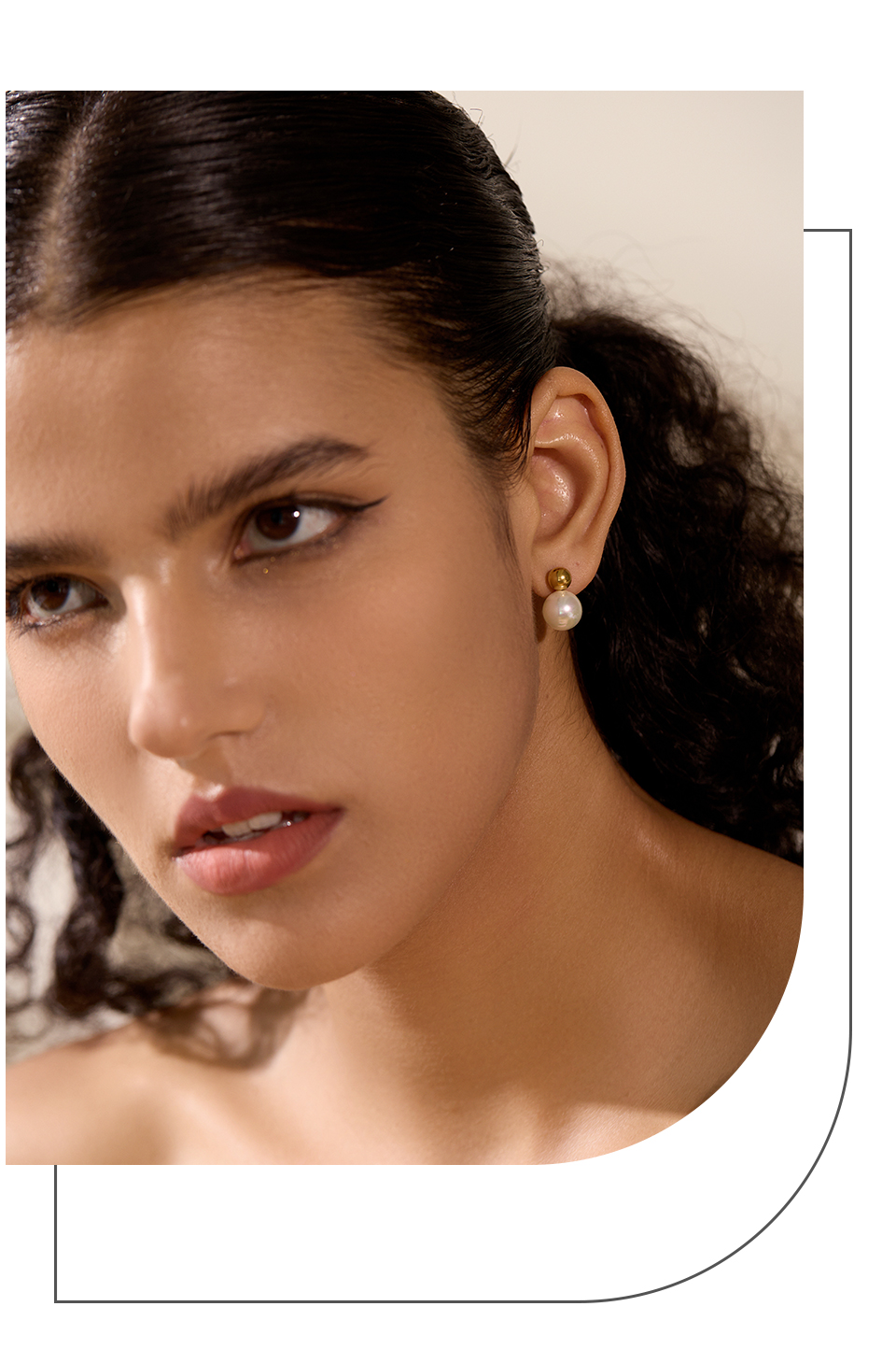 Aretes perla dorado pegados