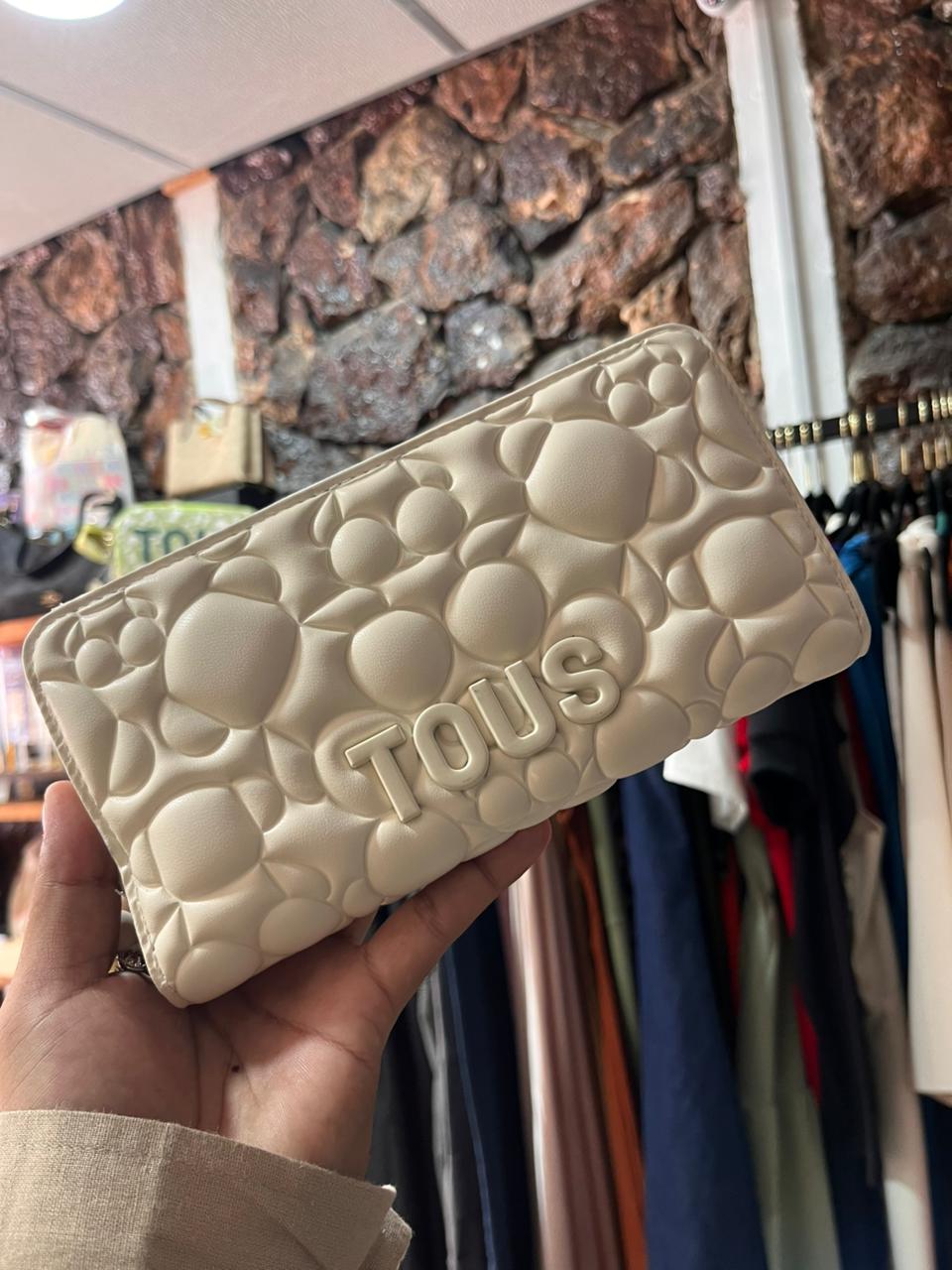 WhatsApp Image 2025-11-10 at 1.29.04 PM (1) Cartera Tous Burbujas Grande color Beigs