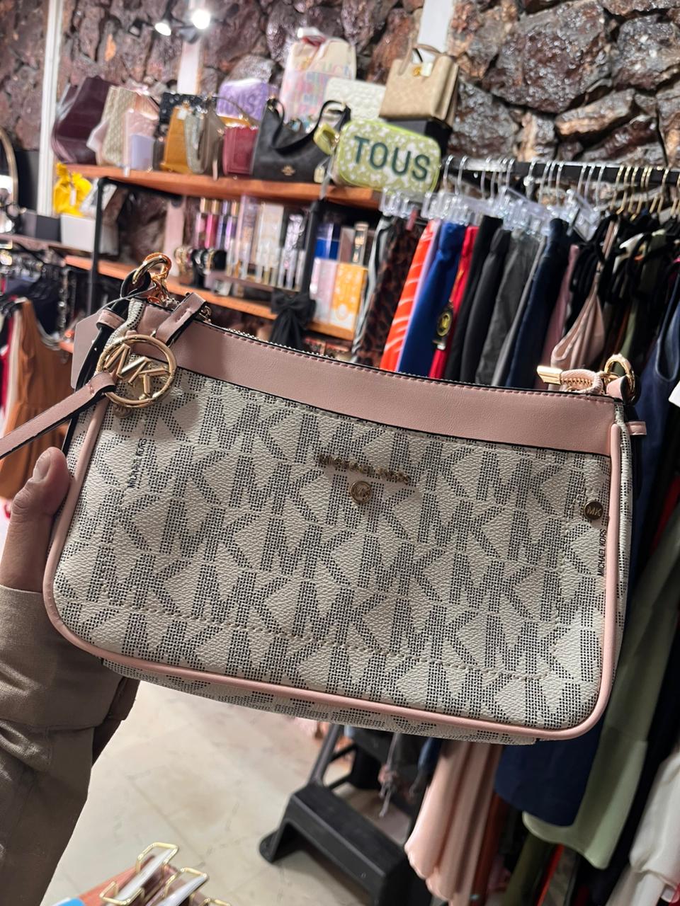 Bolsa Mk monogramas en color rosa