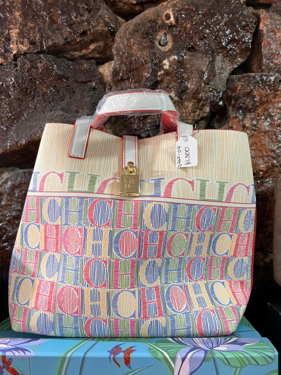 WhatsApp Image 2025-11-10 at 1.29.06 PM Bolsa Carolina Herrera color Blanca con Letras de Colores
