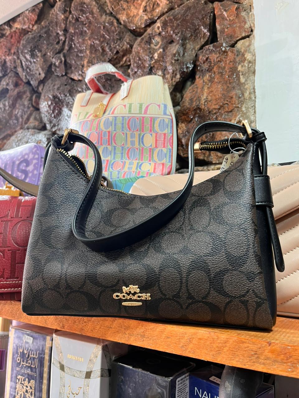 WhatsApp Image 2025-11-10 at 1.29.07 PM (1) Bolsa Coach color Cafe con monograma en tono negra