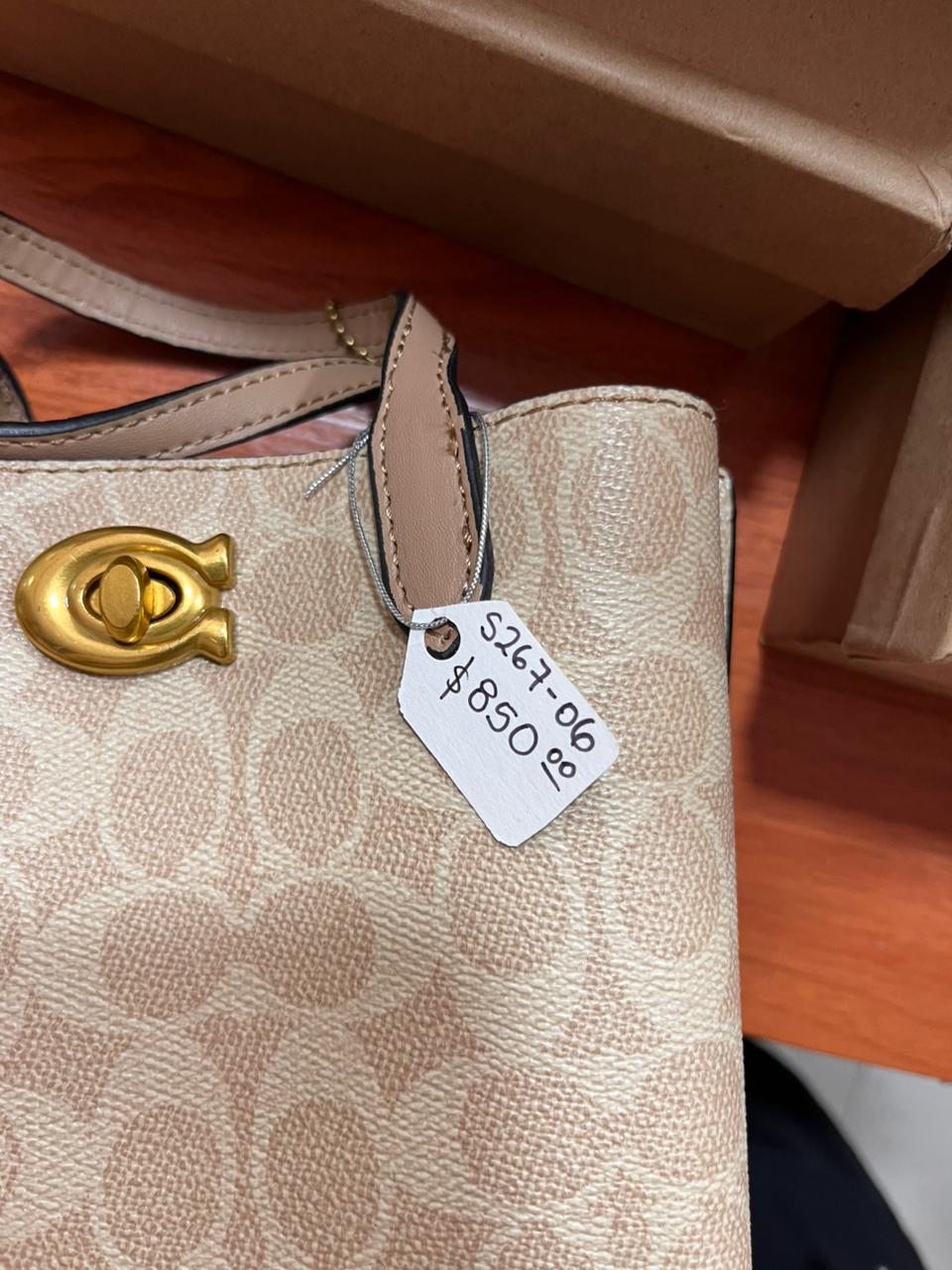 WhatsApp Image 2025-11-10 at 1.29.17 PM (1) Bolsa Coach mini en color beige