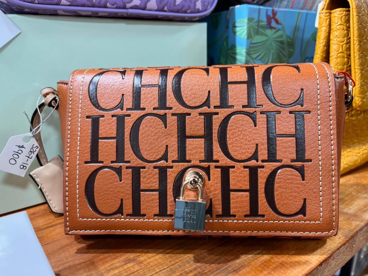 Bolsa Carolina Herrera color Camel con letras Negras