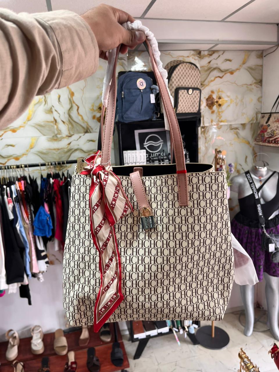 Bolsa Carolina Herrera color beis con monograma en cafe