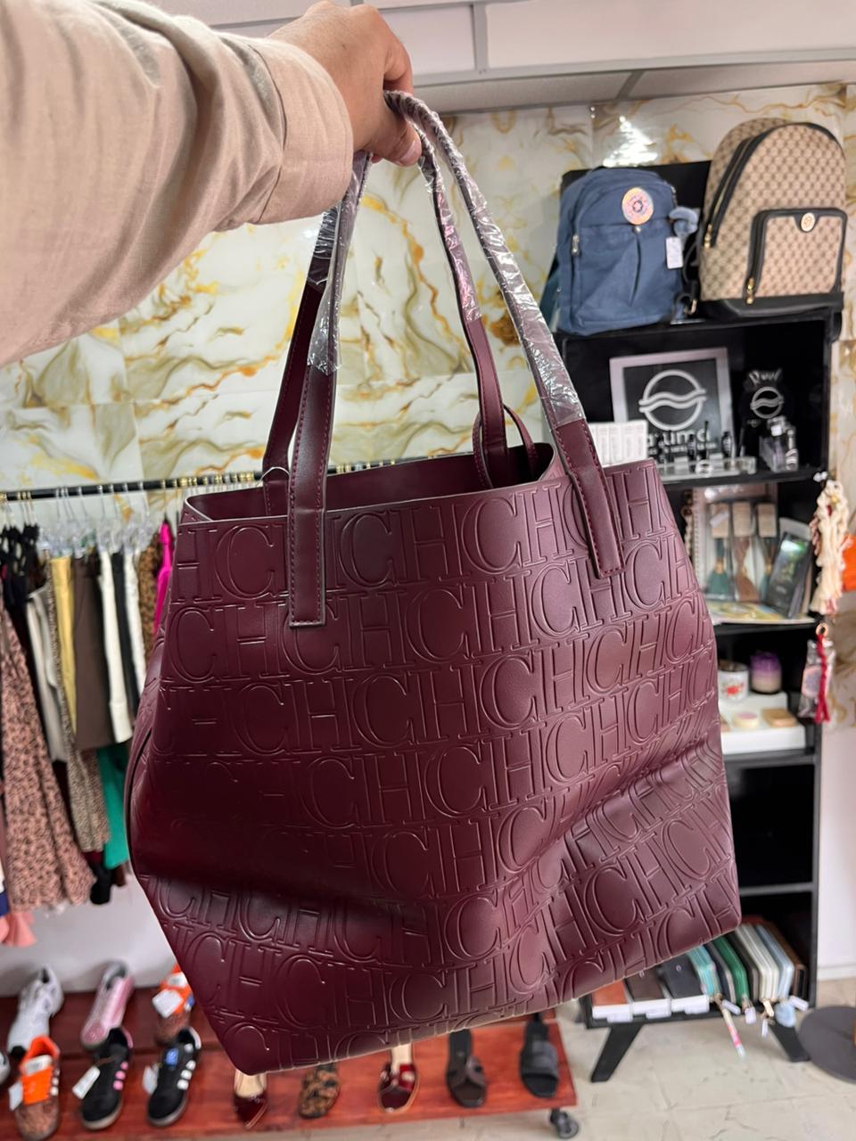 WhatsApp Image 2025-11-10 at 1.29.21 PM Bolsa Carolina Herrera color Vino