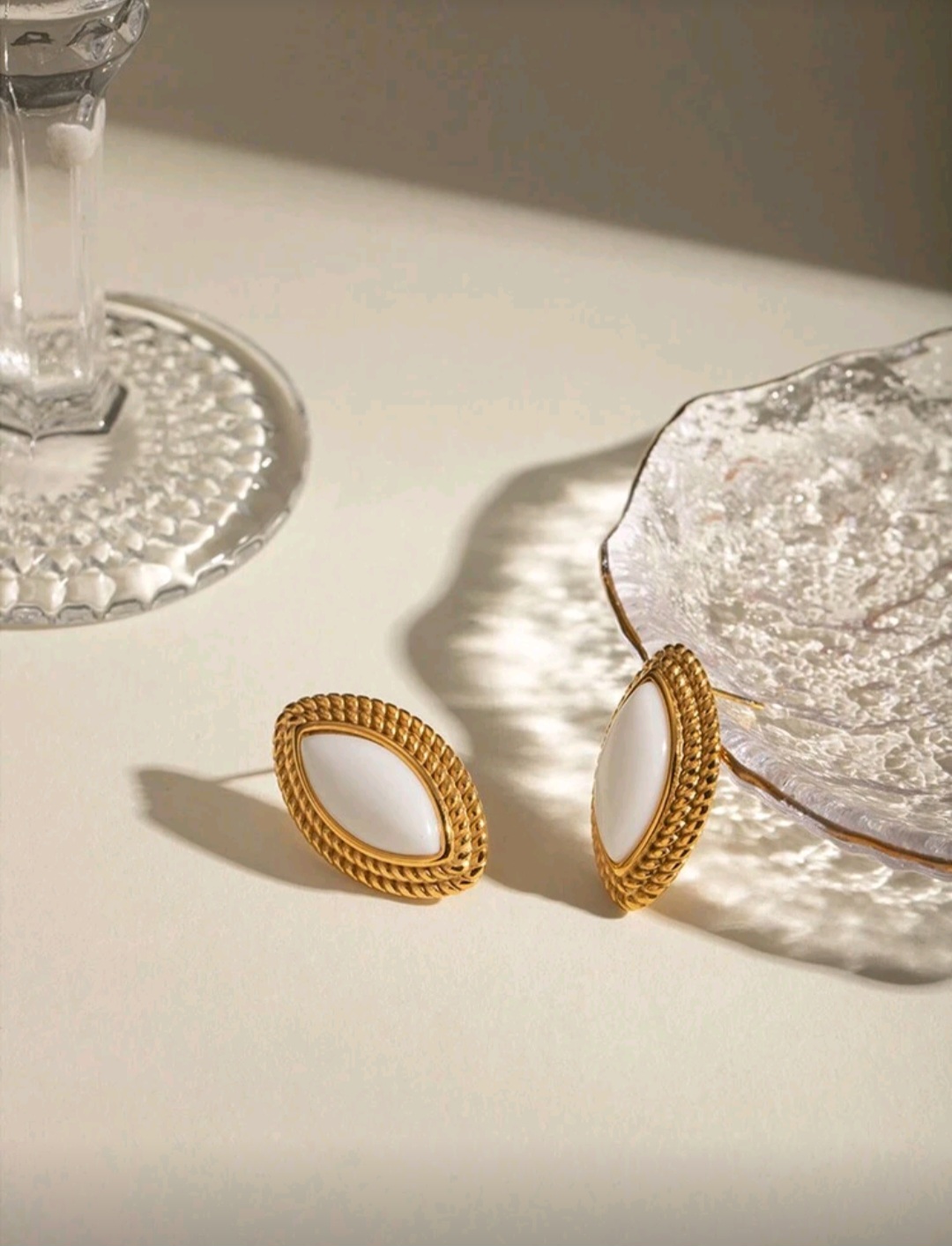 Aretes ovalado blanco