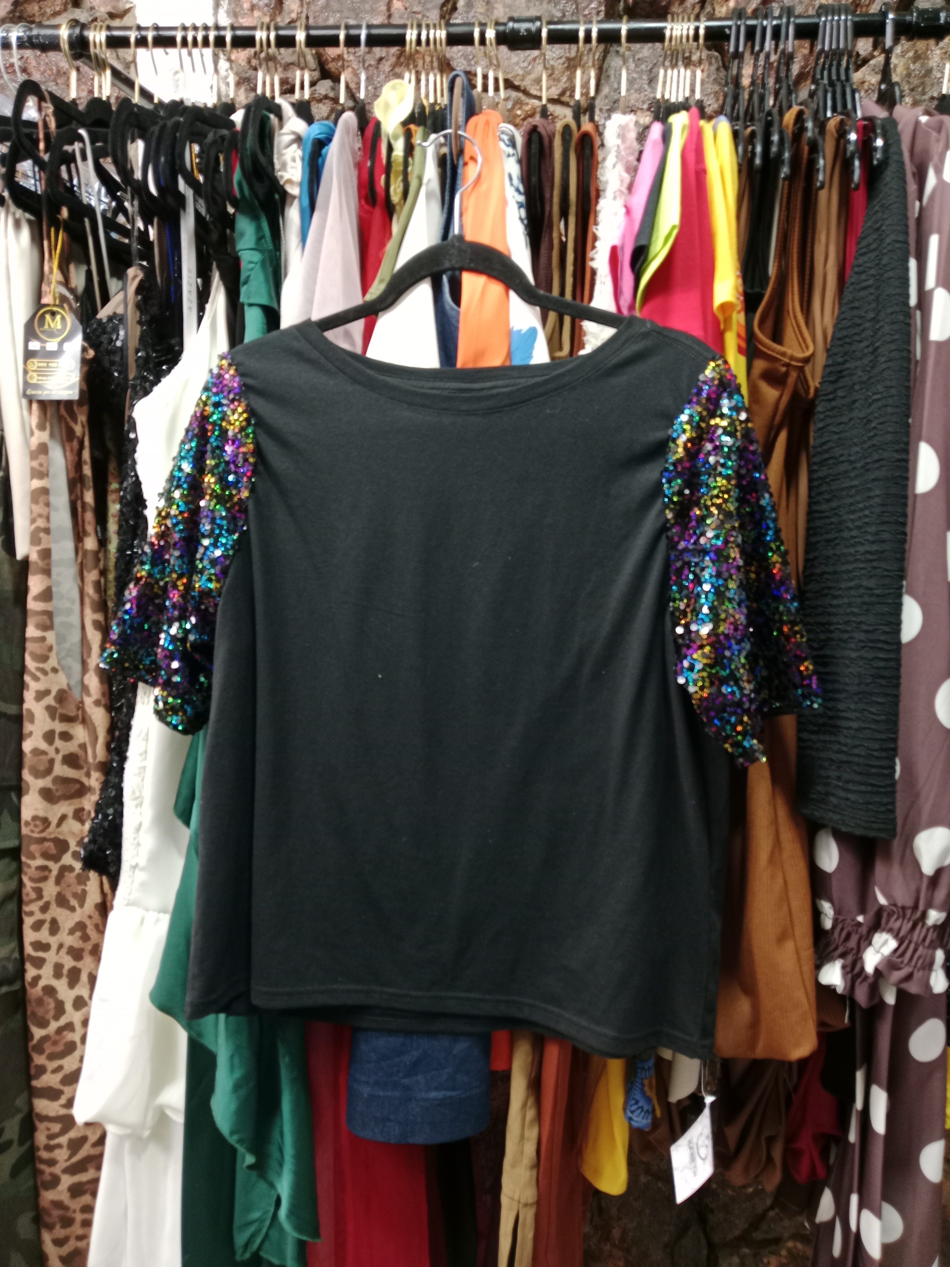 Camiseta con mangas de lentejuelas