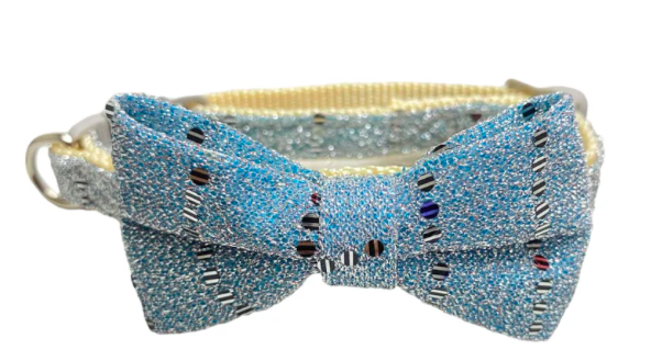 Collar con diseño de moño