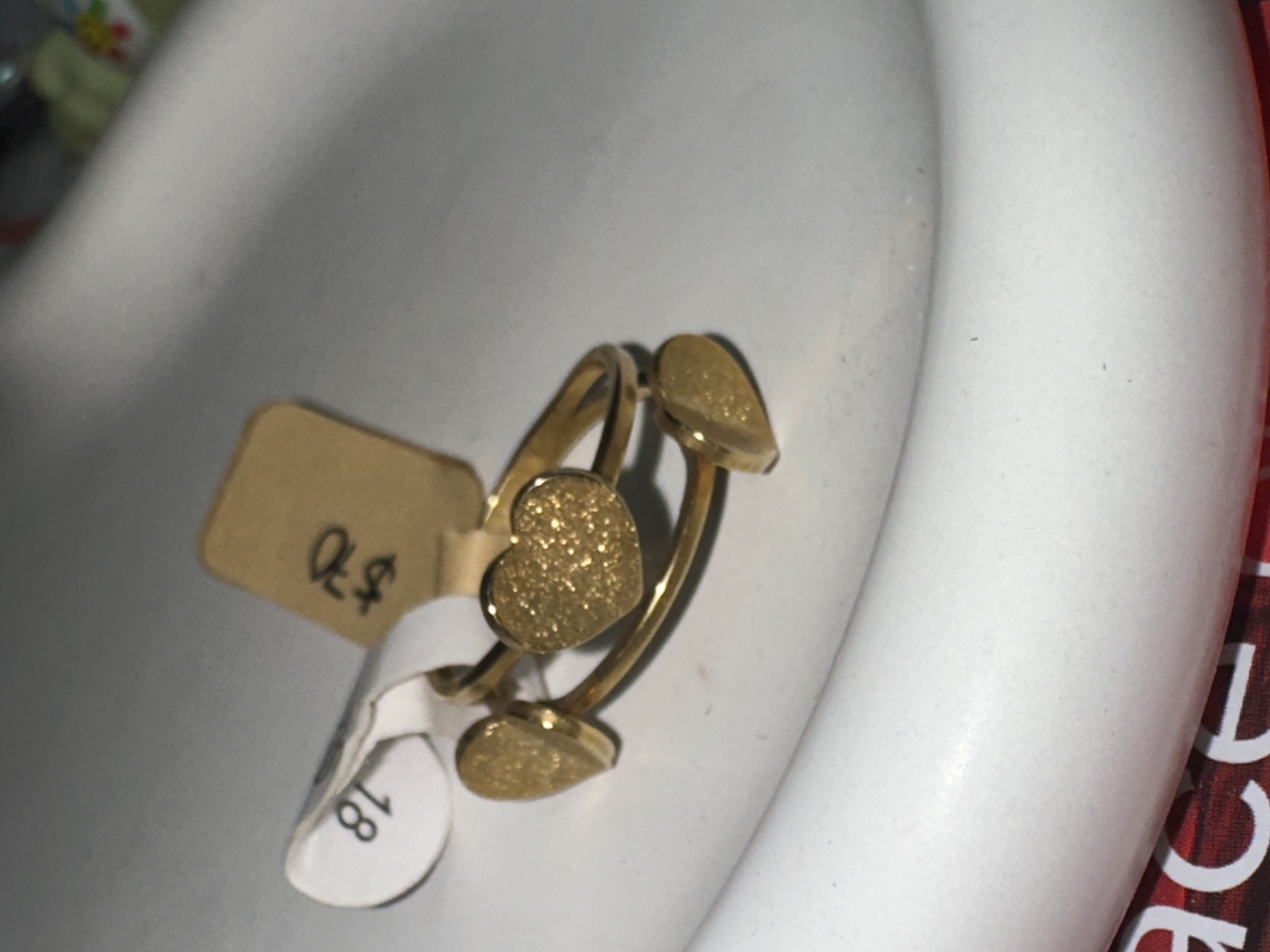 image anillo con tres corazones brillosos dorados