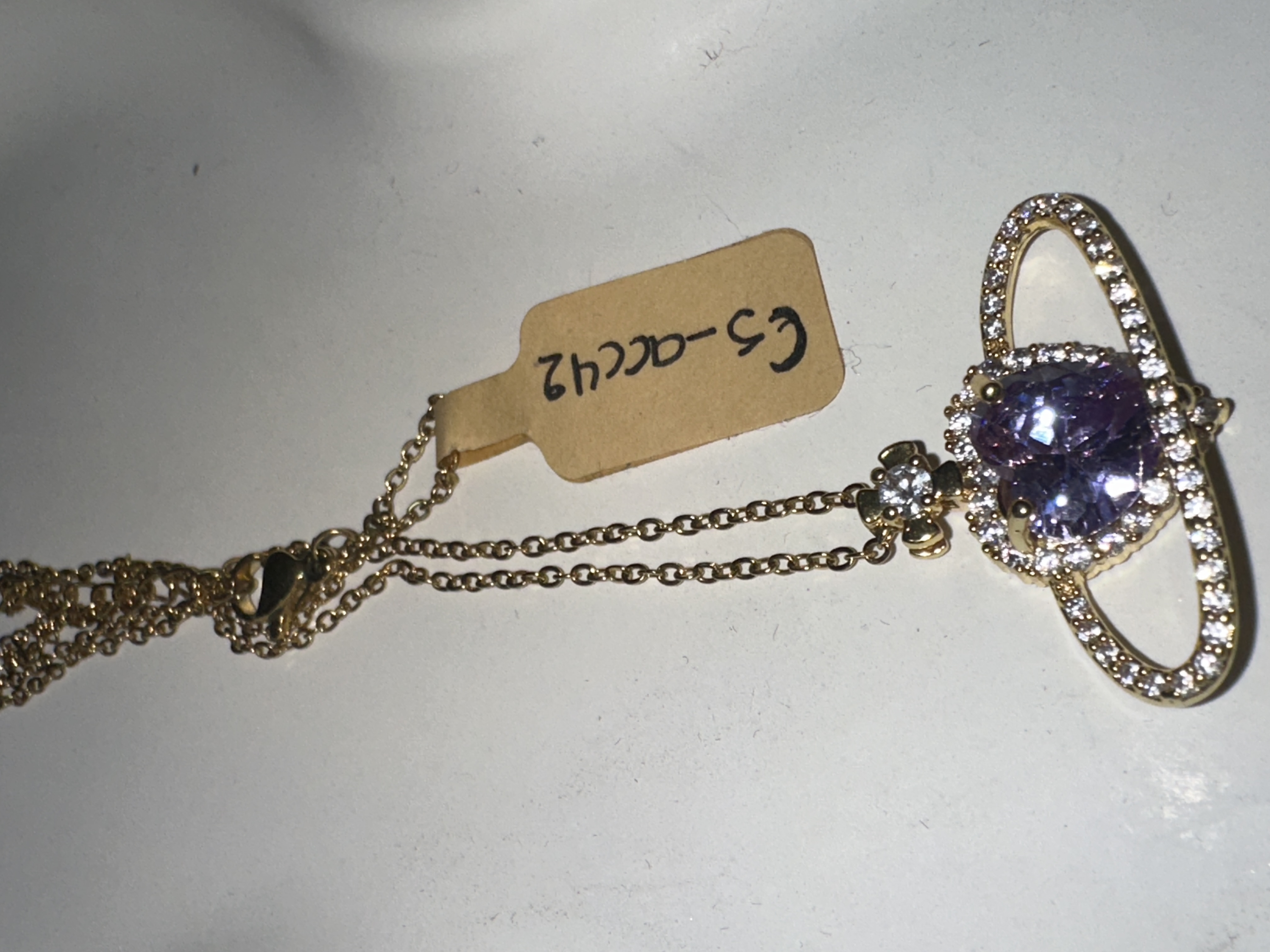 Collar dorado con saturno morado