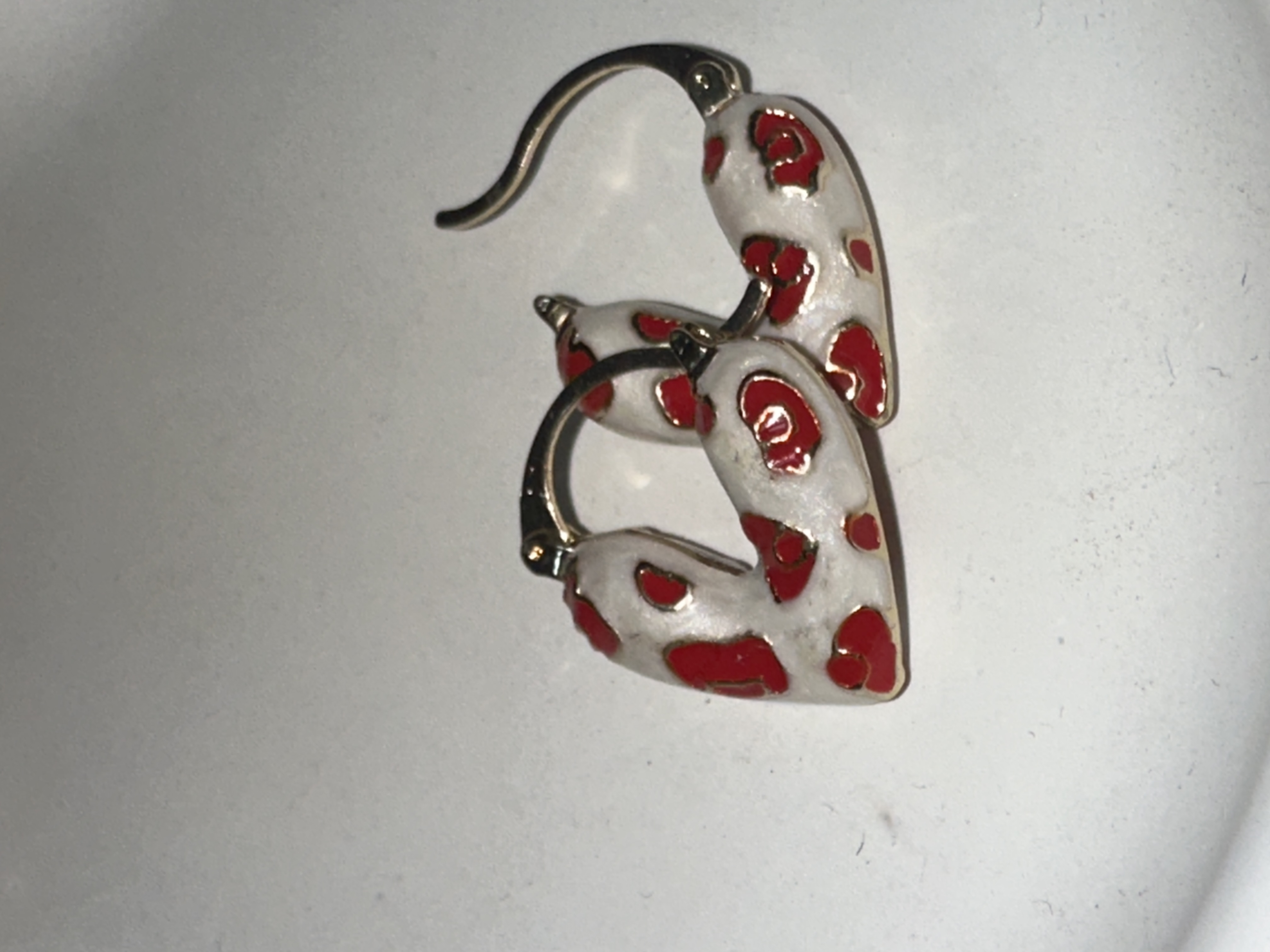 image aretes corazon blanco con goteo rojo