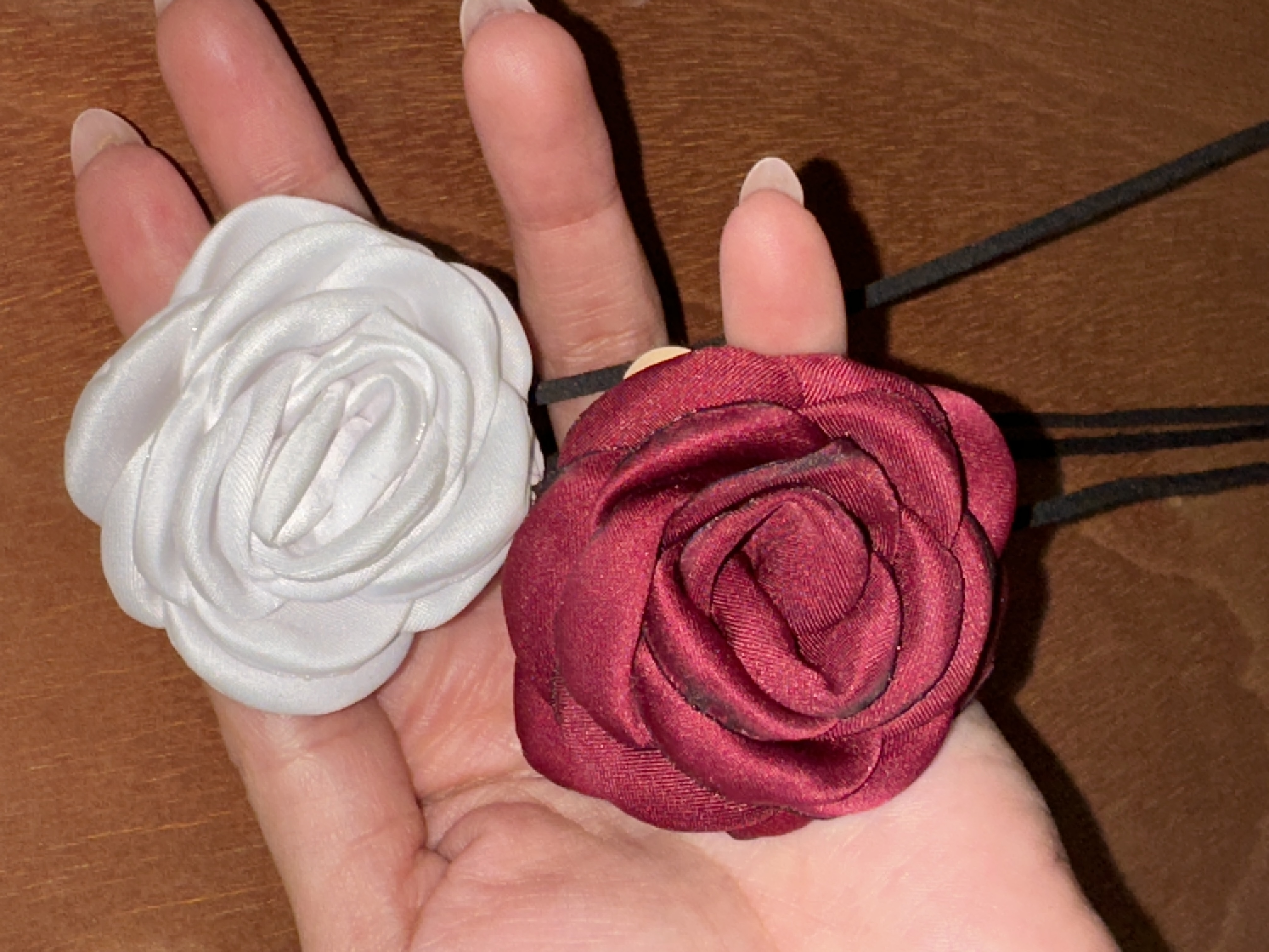 Collar de rosa blanca