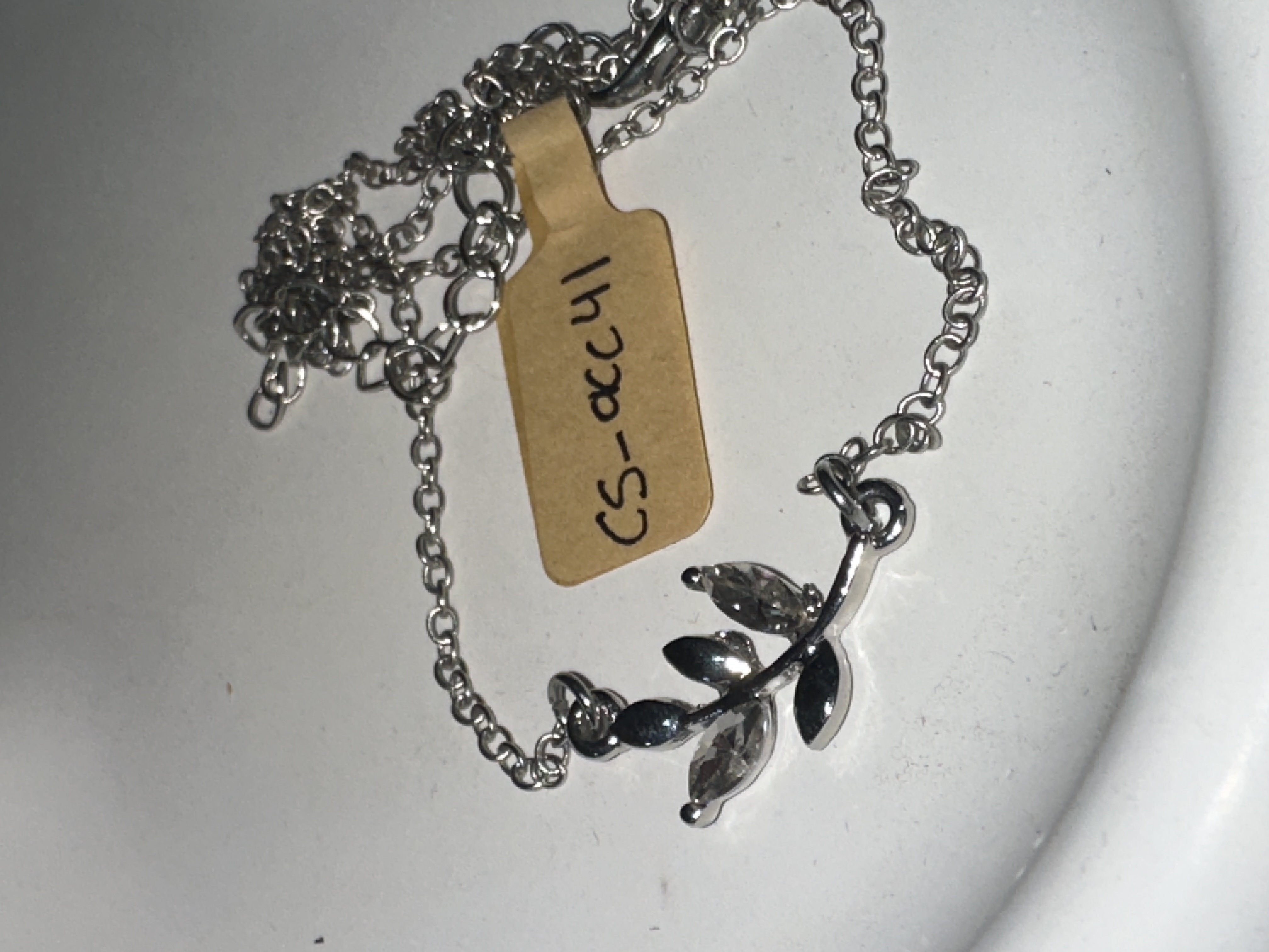 image Collar color plata, con dije en forma de hoja