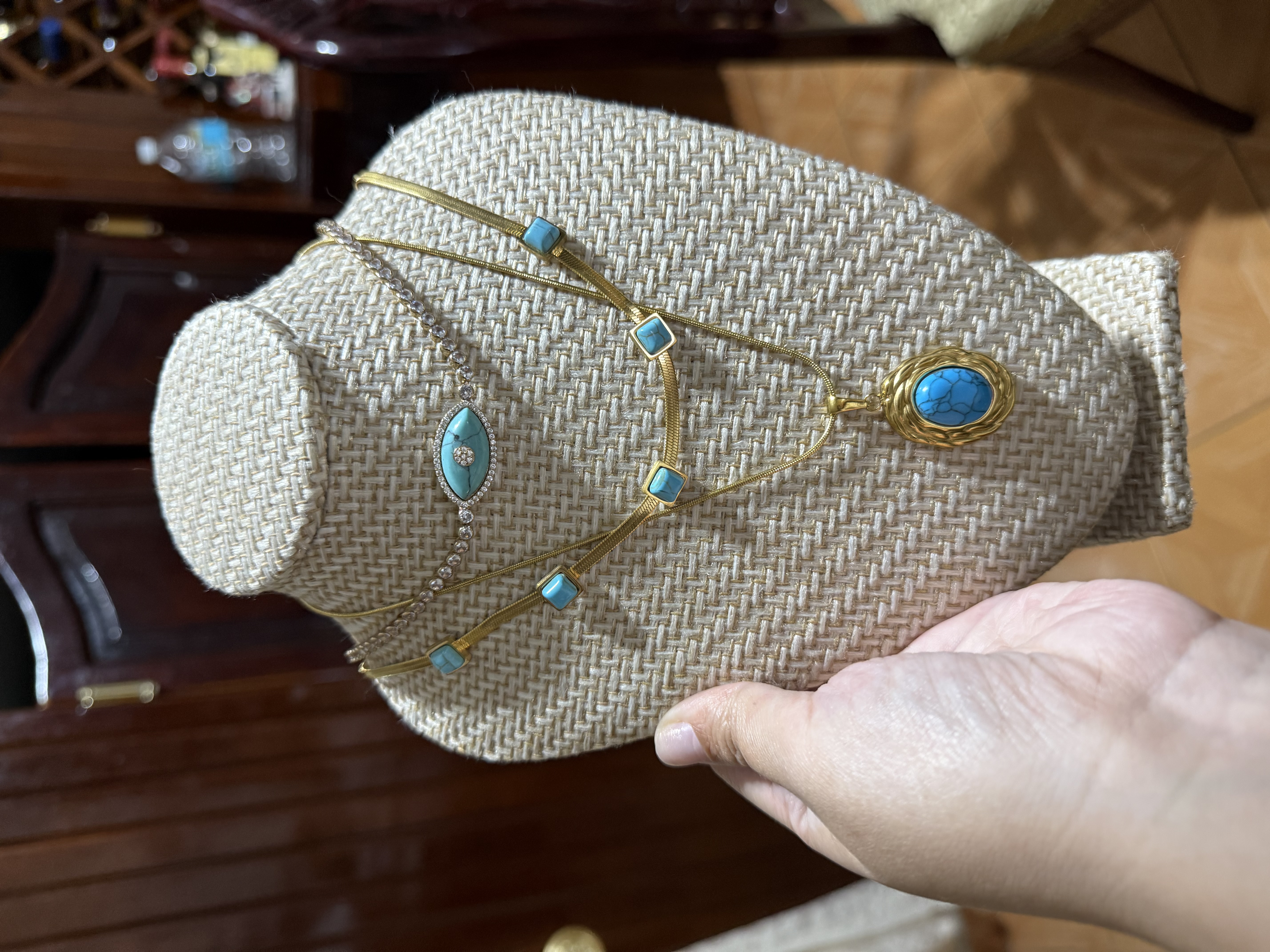 IMG_8941 Cadema dorada con dije de piedra grande color turquesa