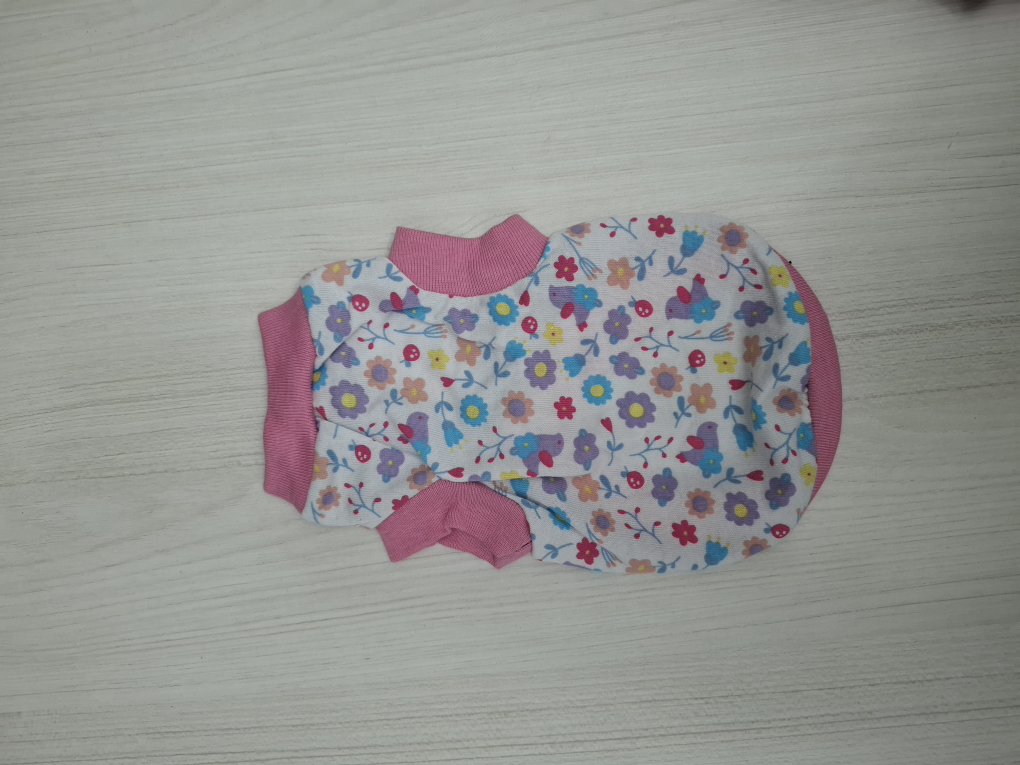 Playerita para mascota estampado flores contorno rosa claro talla 2