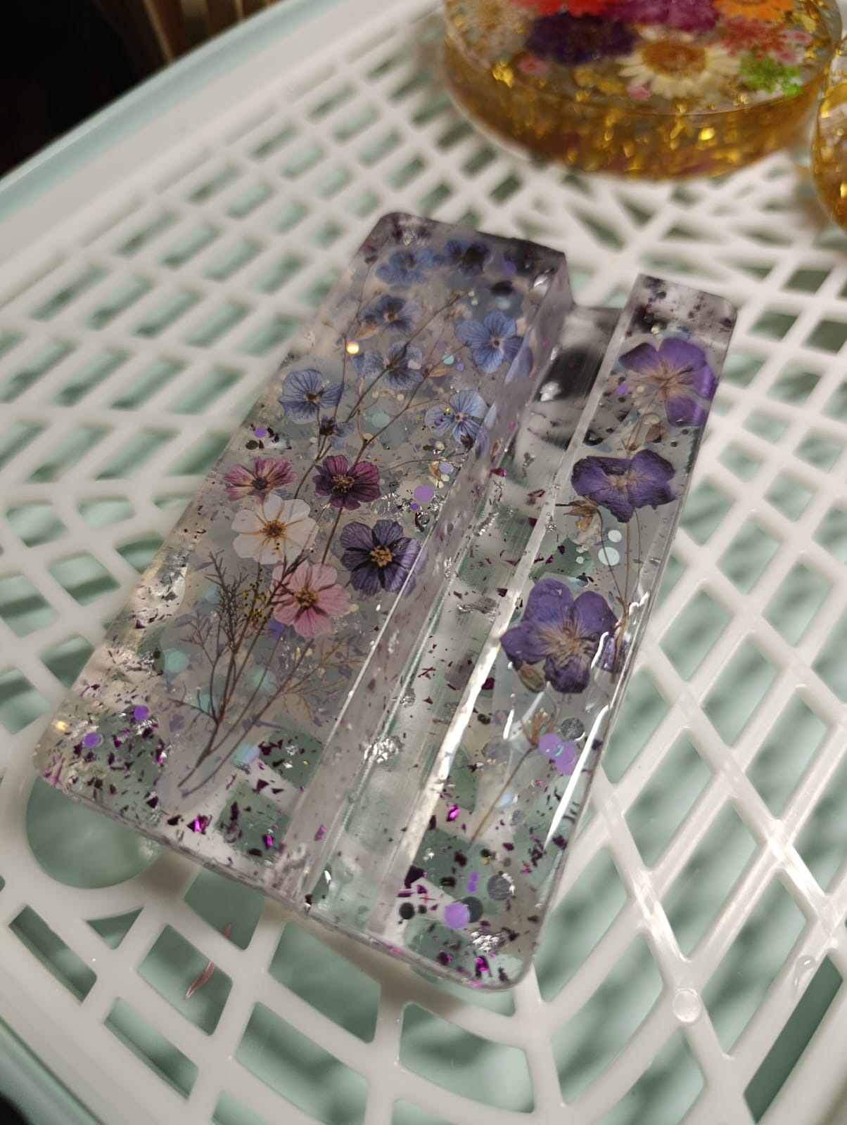 Soporte para celular de resina flores moradas