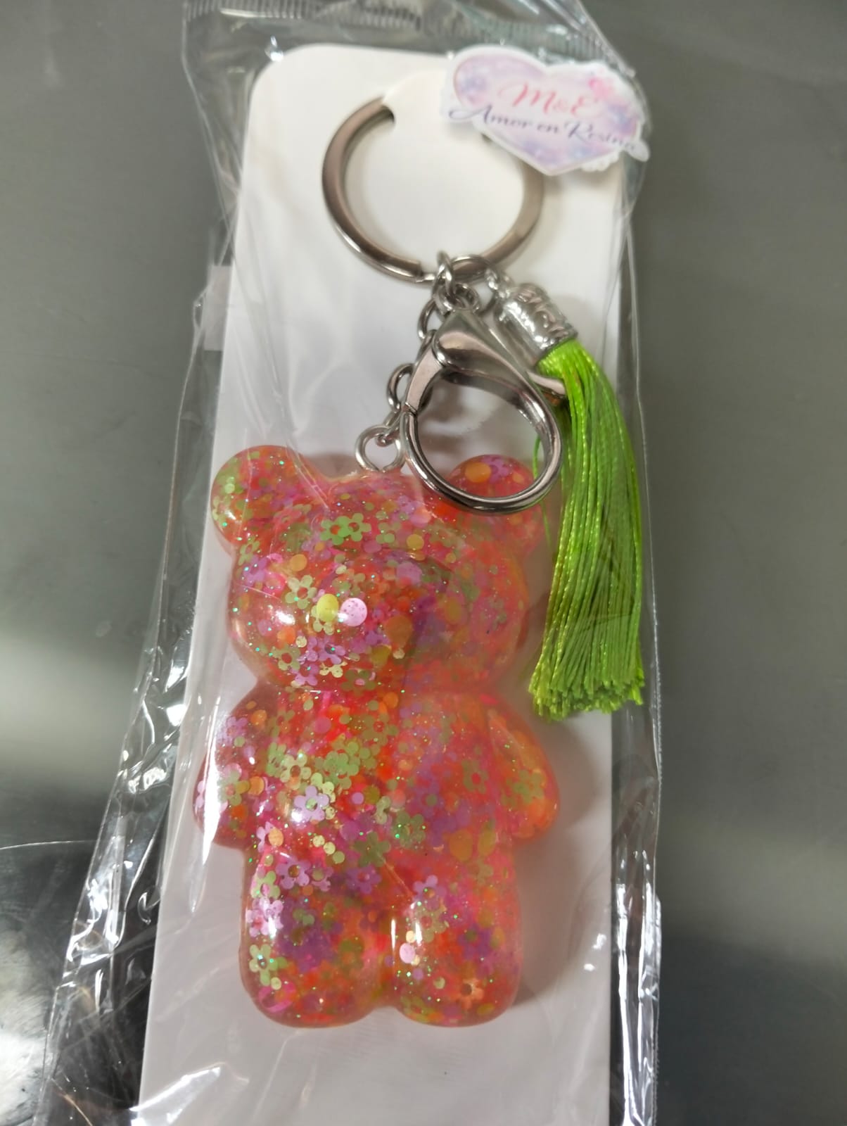 llavero de resina en forma de osito en colores flourecentes con flores