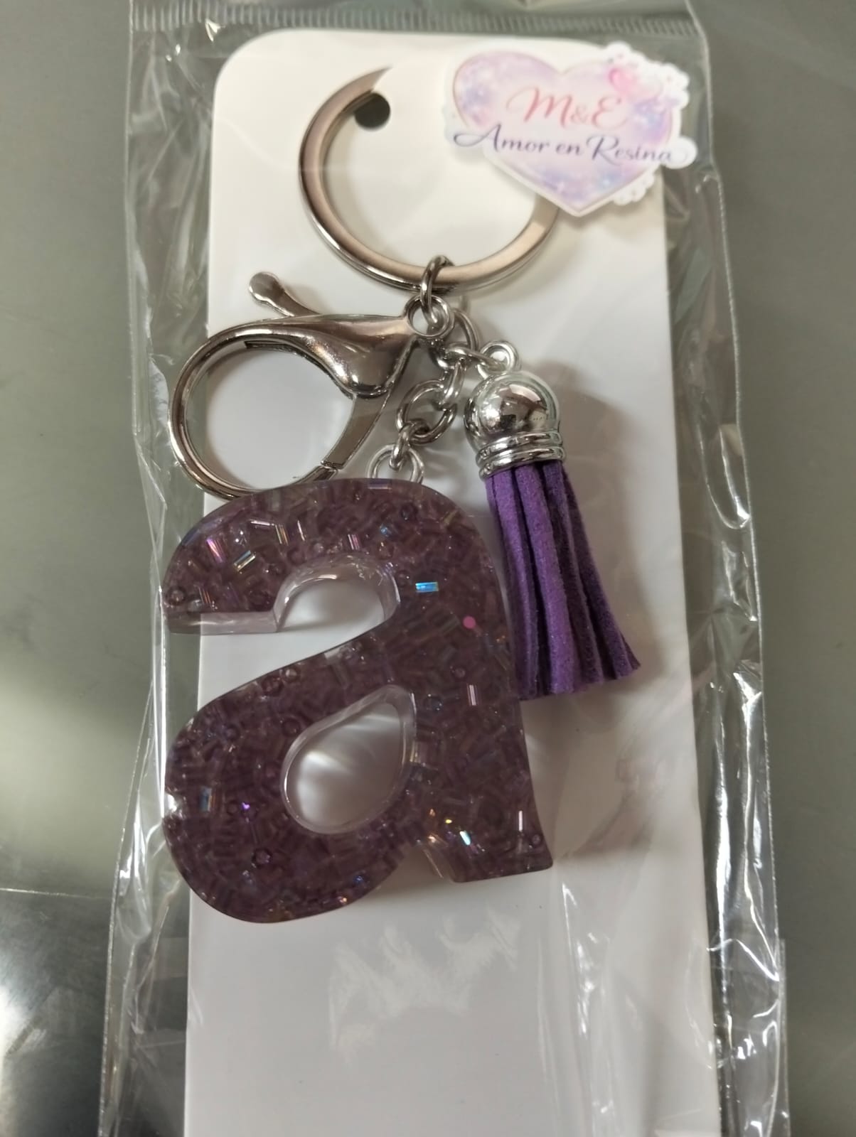 llavero de resina en letra A color morado