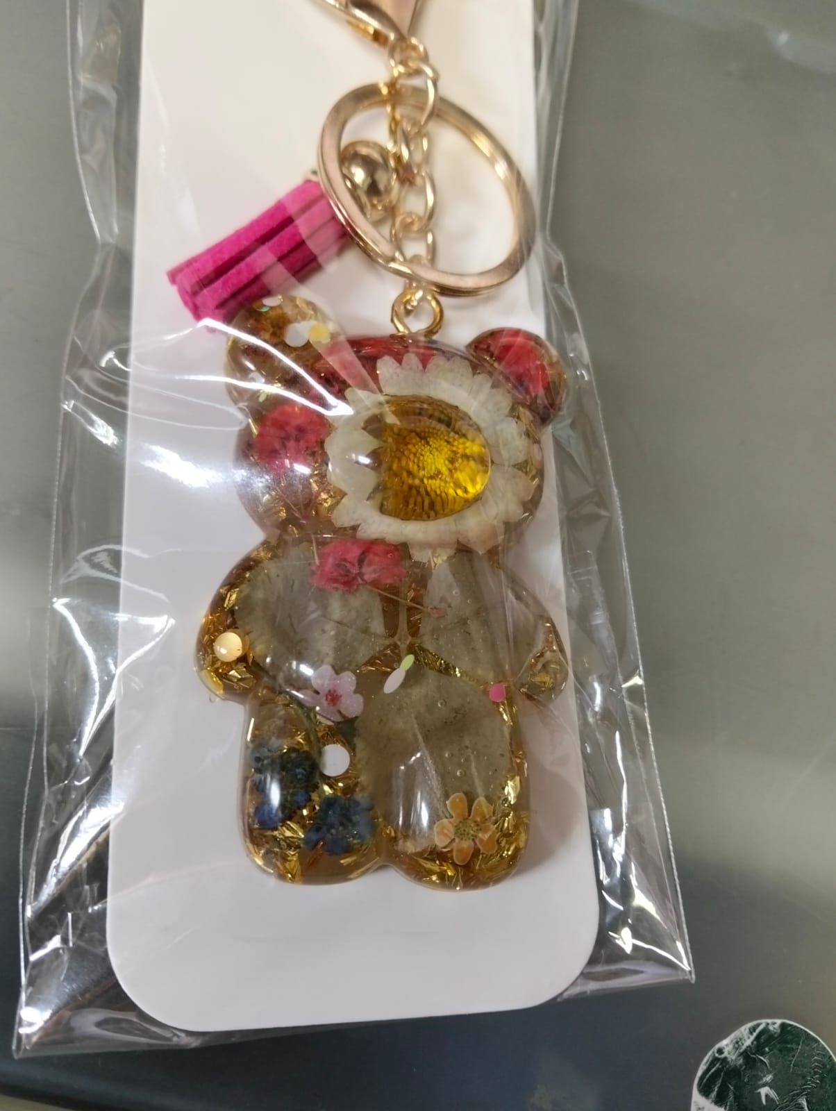 llavero de resina en forma de osito con flores naturales