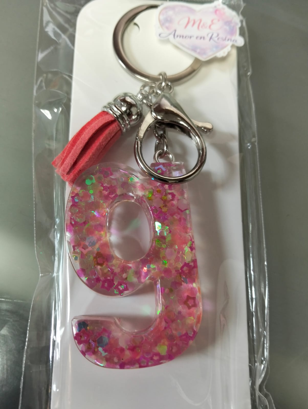 llavero de resina en letra G color rosa con lentejuejas