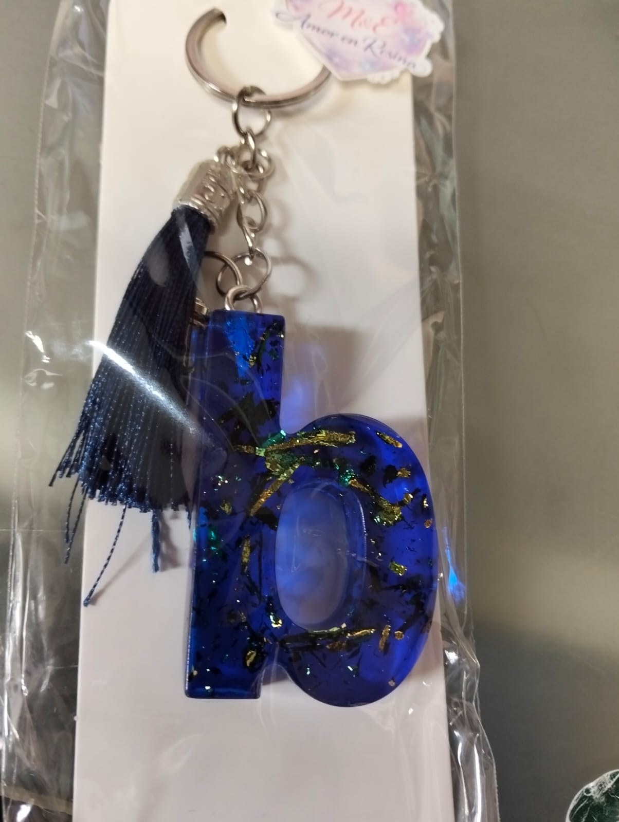Llavero de resina en Letra B color azul con detalles dorados