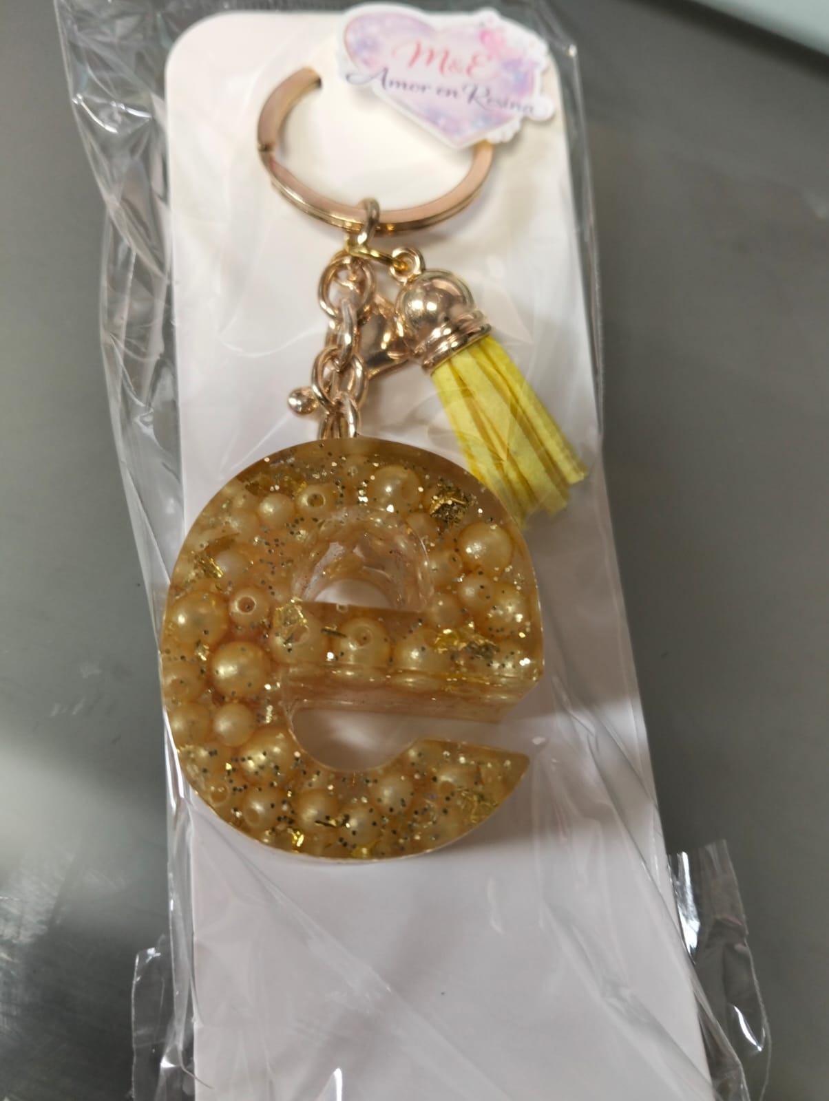 Llavero de resina letra E en tonos dorados de tamaño grande