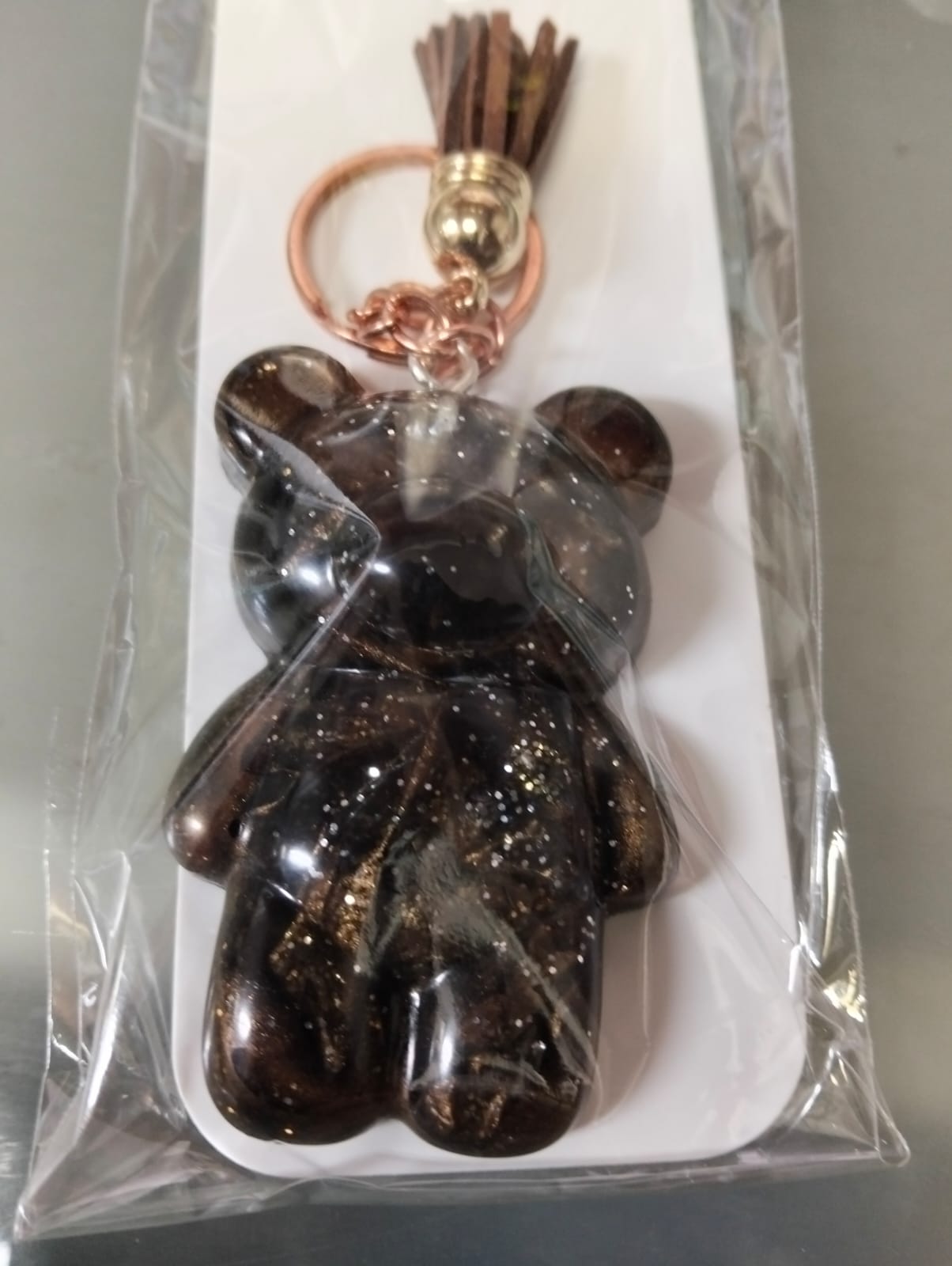 Llavero de Resina en forma de osito color cafe oscuto con detalles dorados