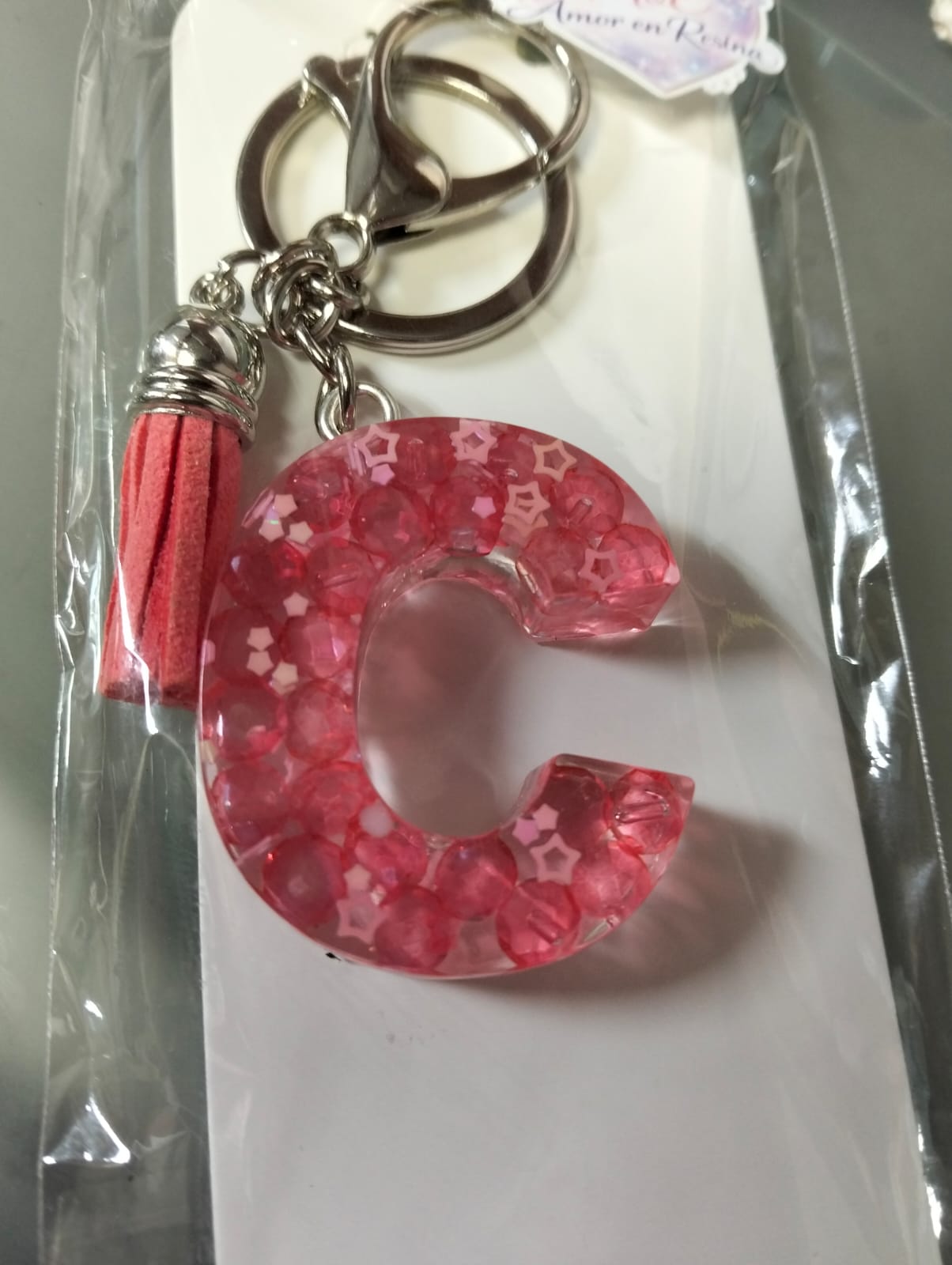 Llavero de Resina letra C en color rosa con detalles de estrellas