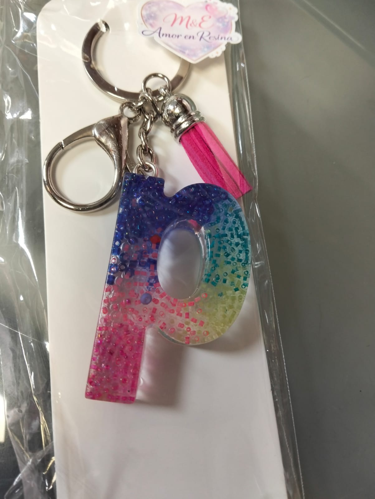 Llavero en resina de letra P con chaquiras de colores