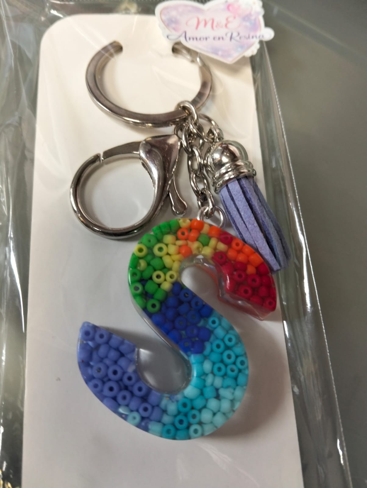 Llavero en resina de letra S con colores de arcoiris